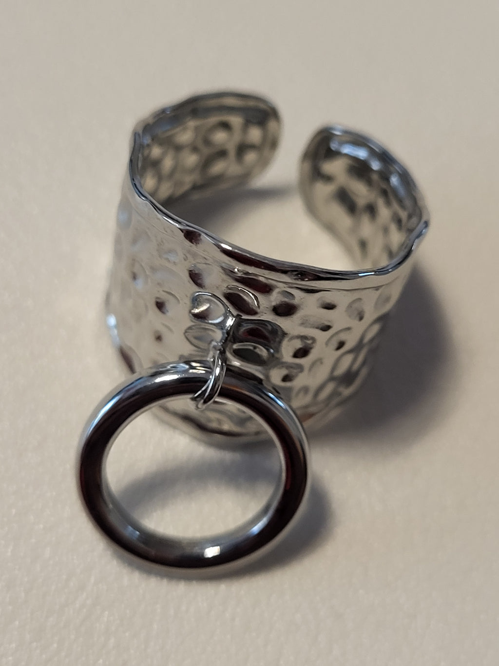 Bague ajustable martelée avec anneau décoratif à l’avant argenté