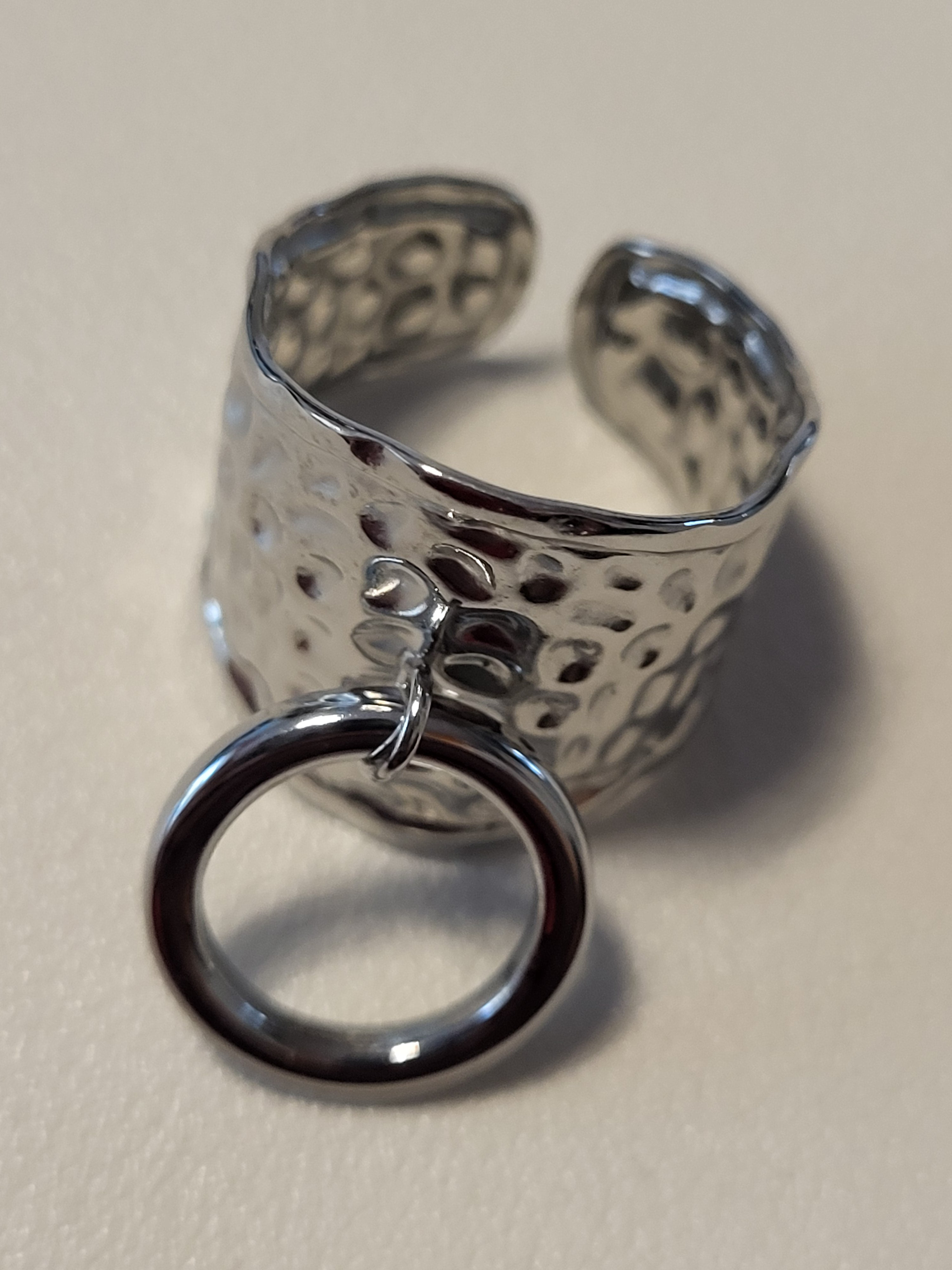 Bague ajustable martelée avec anneau décoratif à l’avant argenté