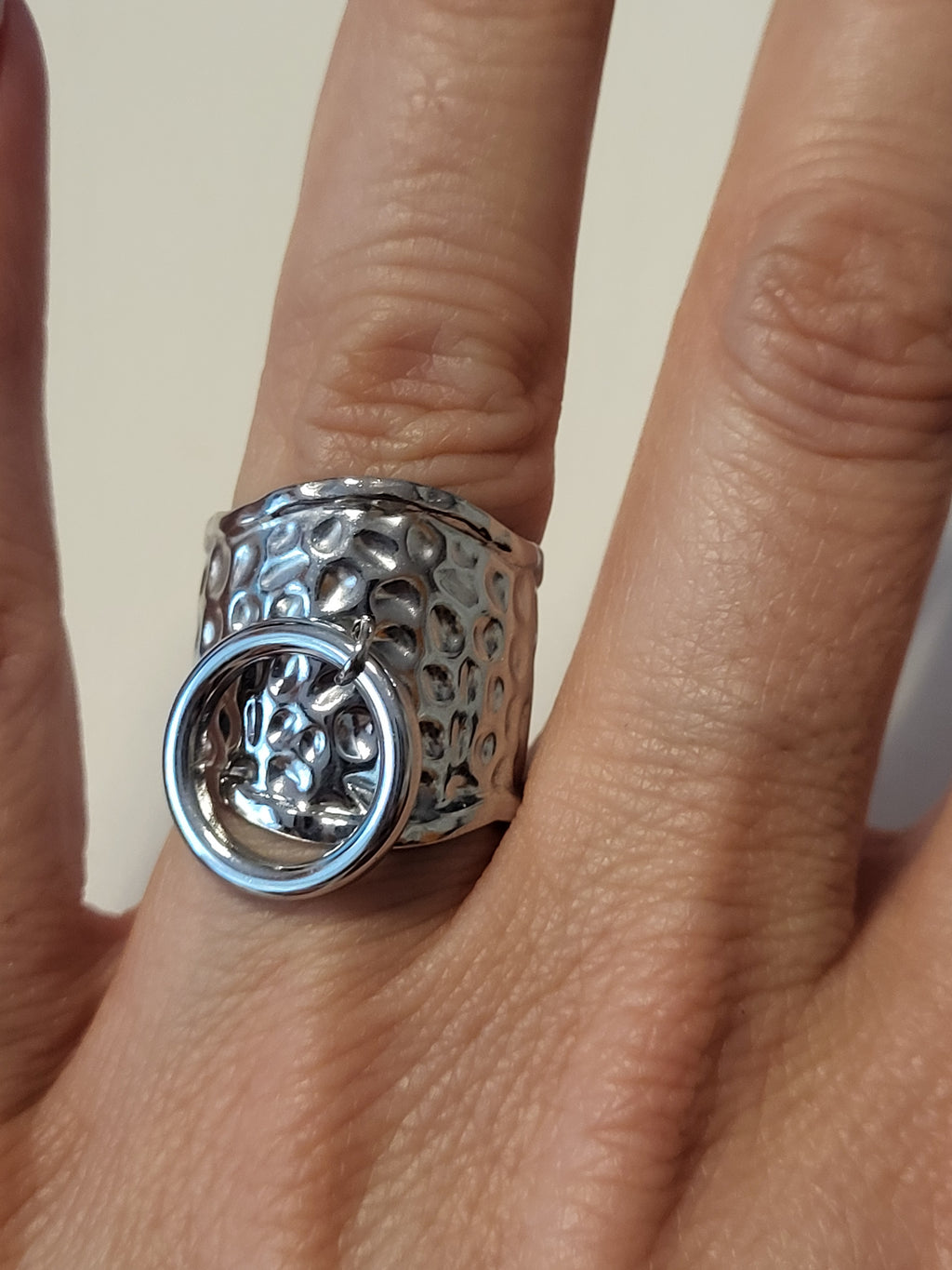 Bague ajustable martelée avec anneau décoratif à l’avant argenté