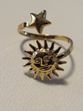 Bague dorée ouverte à l’avant avec soleil au visage et étoile