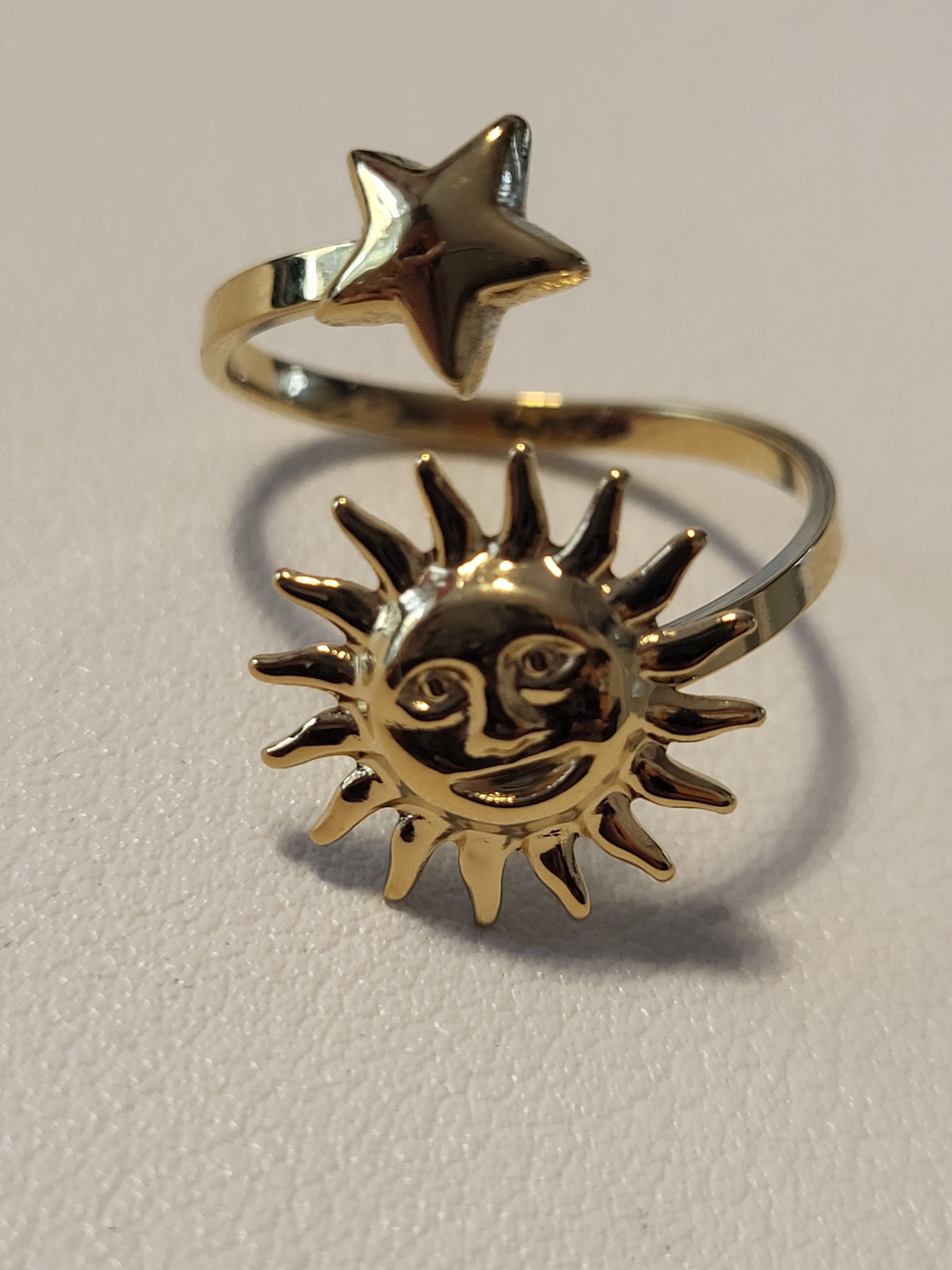 Bague dorée ouverte à l’avant avec soleil au visage et étoile
