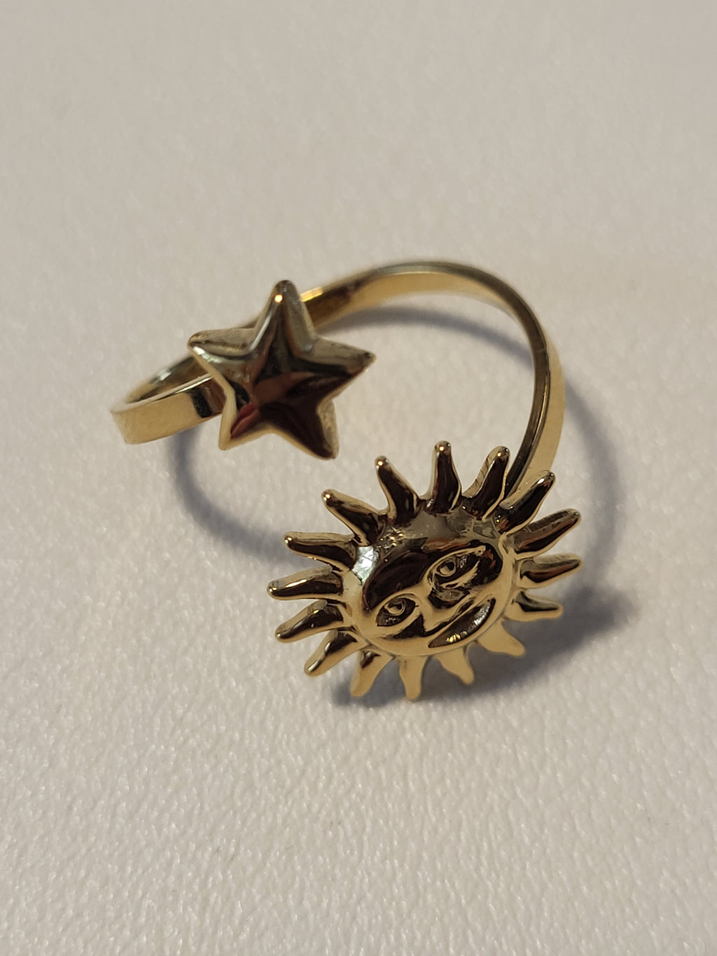 Bague dorée ouverte à l’avant avec soleil au visage et étoile