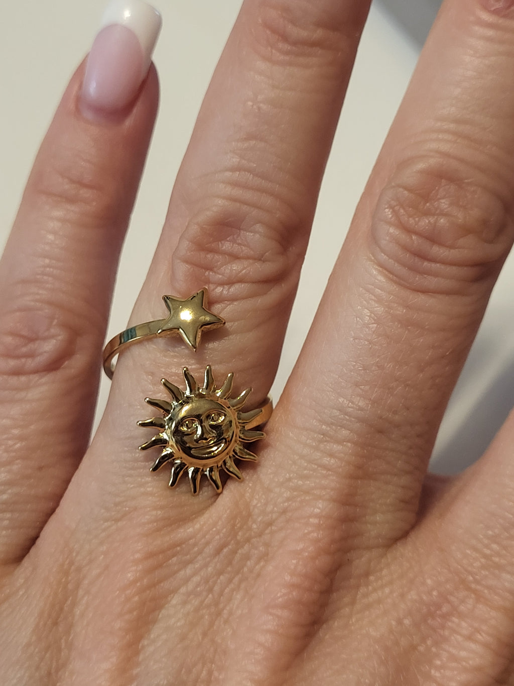 Bague dorée ouverte à l’avant avec soleil au visage et étoile
