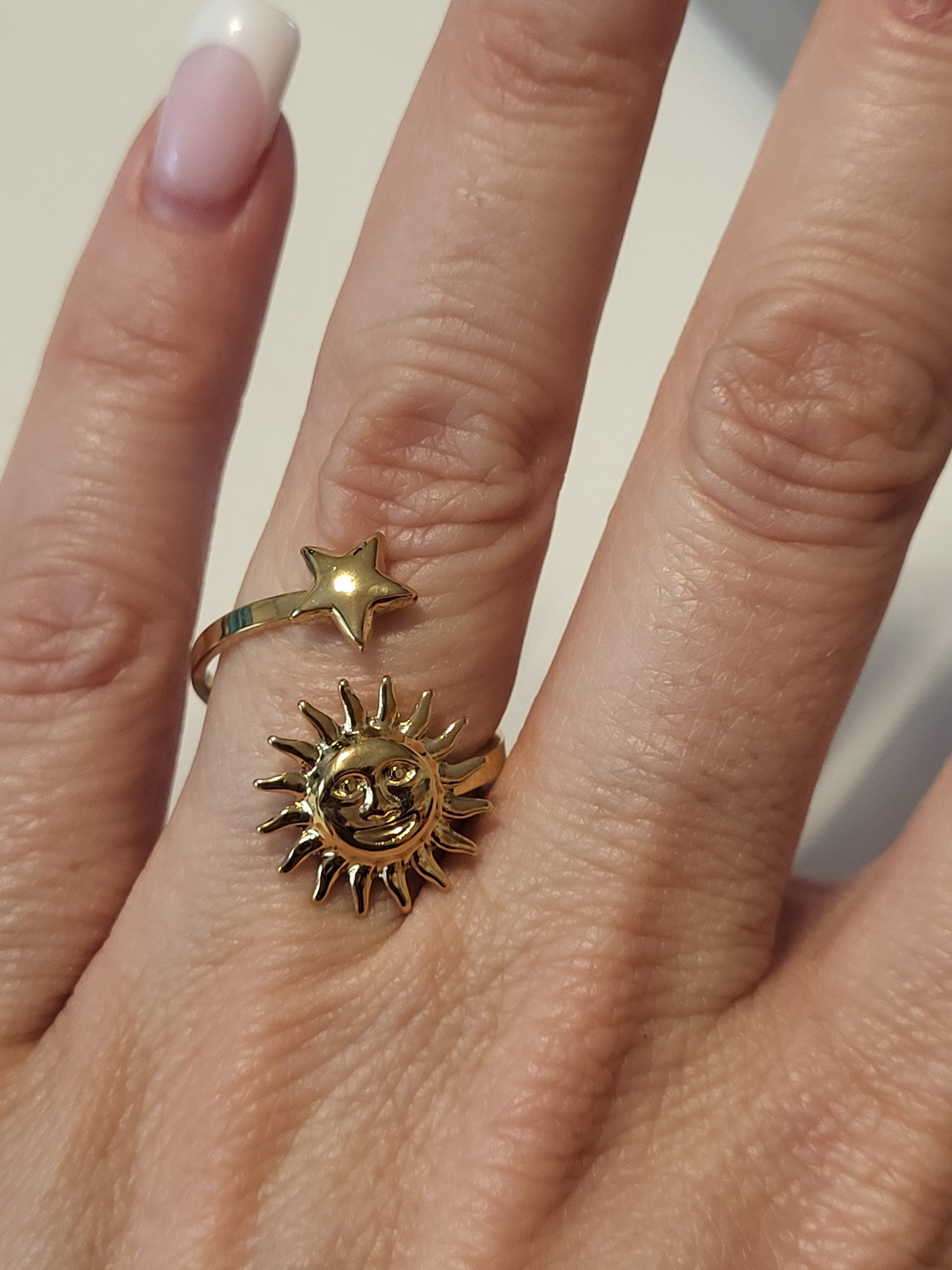 Bague dorée ouverte à l’avant avec soleil au visage et étoile