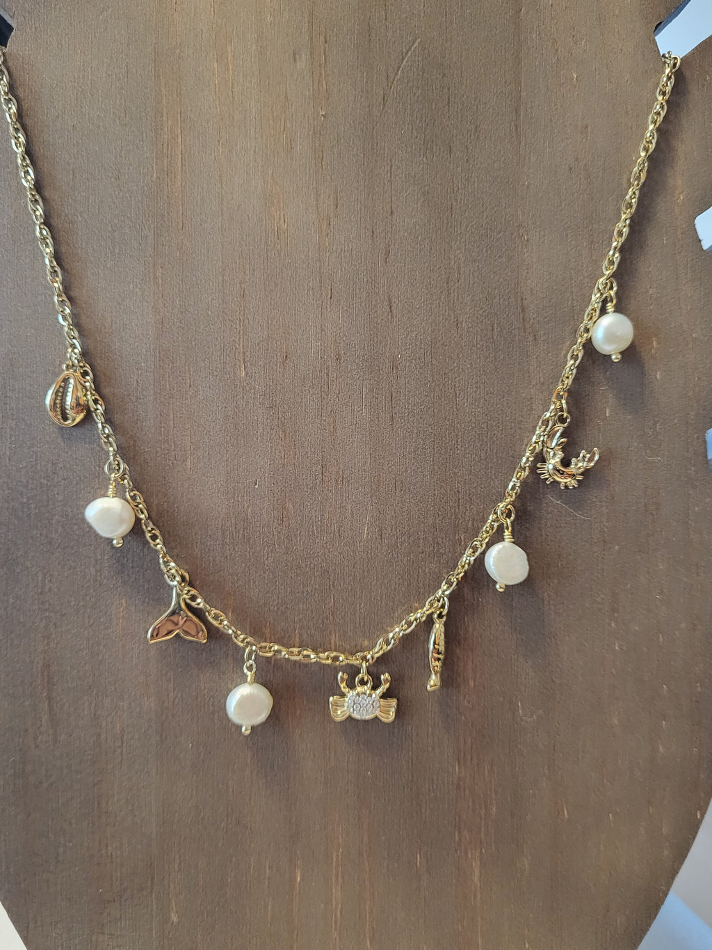 Collier doré à charms crabes et perles