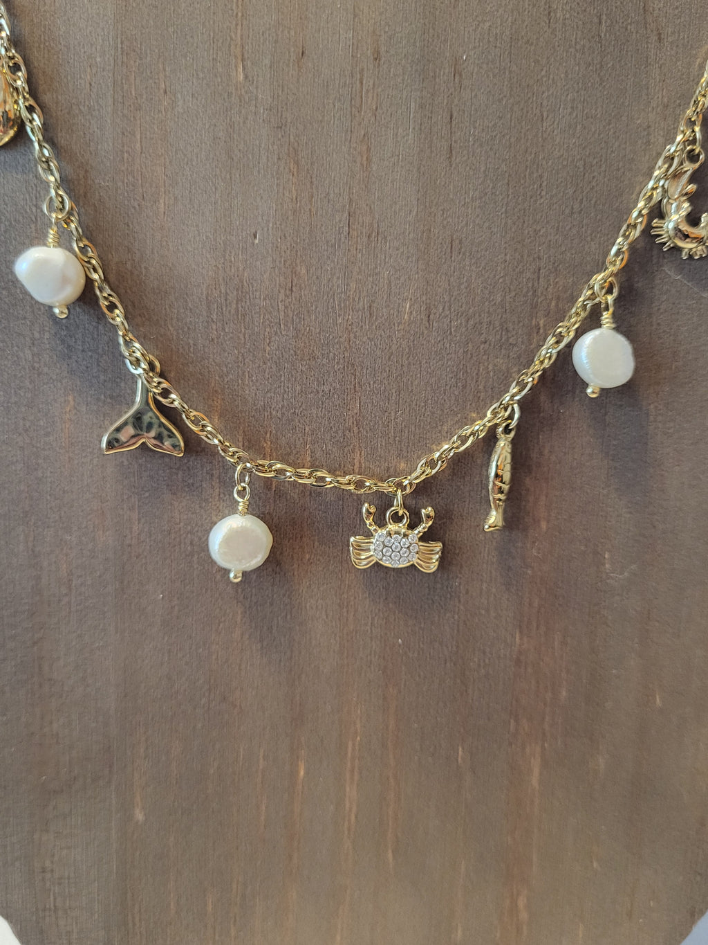 Collier doré à charms crabes et perles