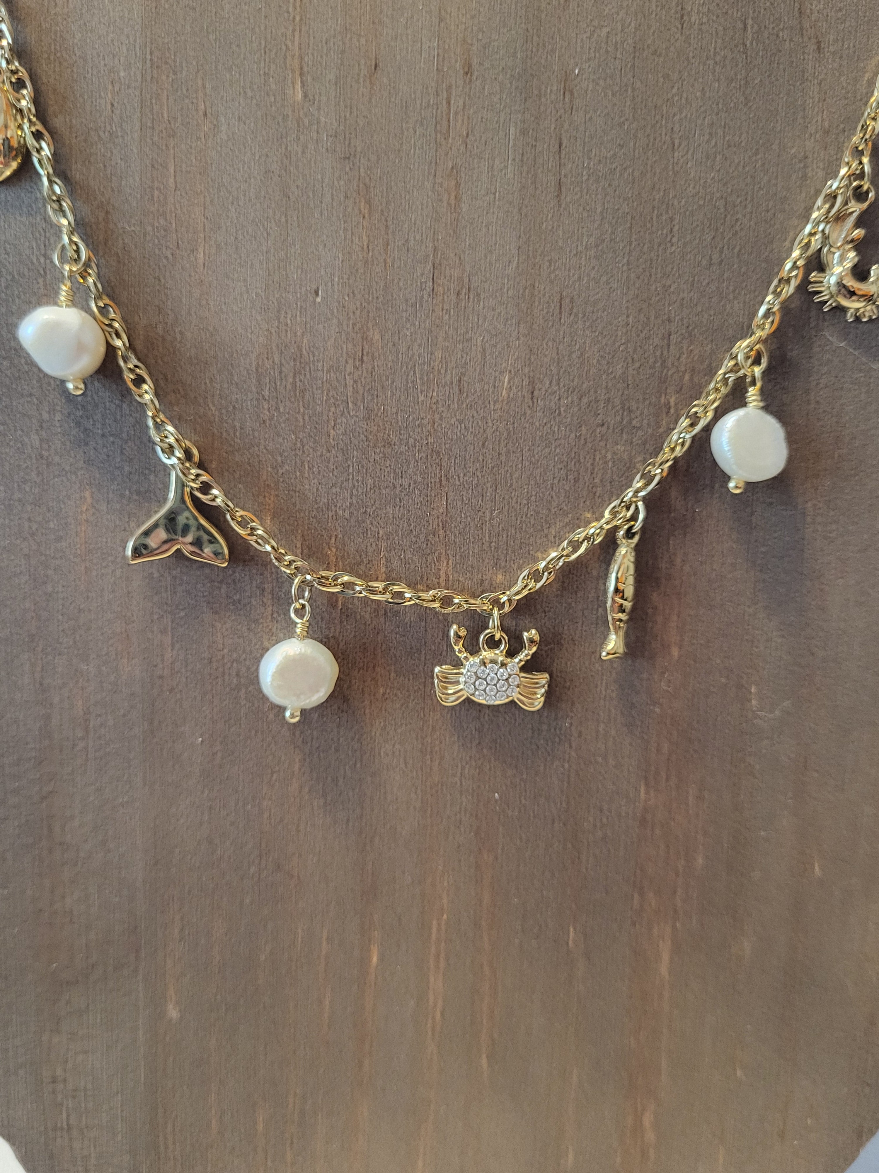 Collier doré à charms crabes et perles
