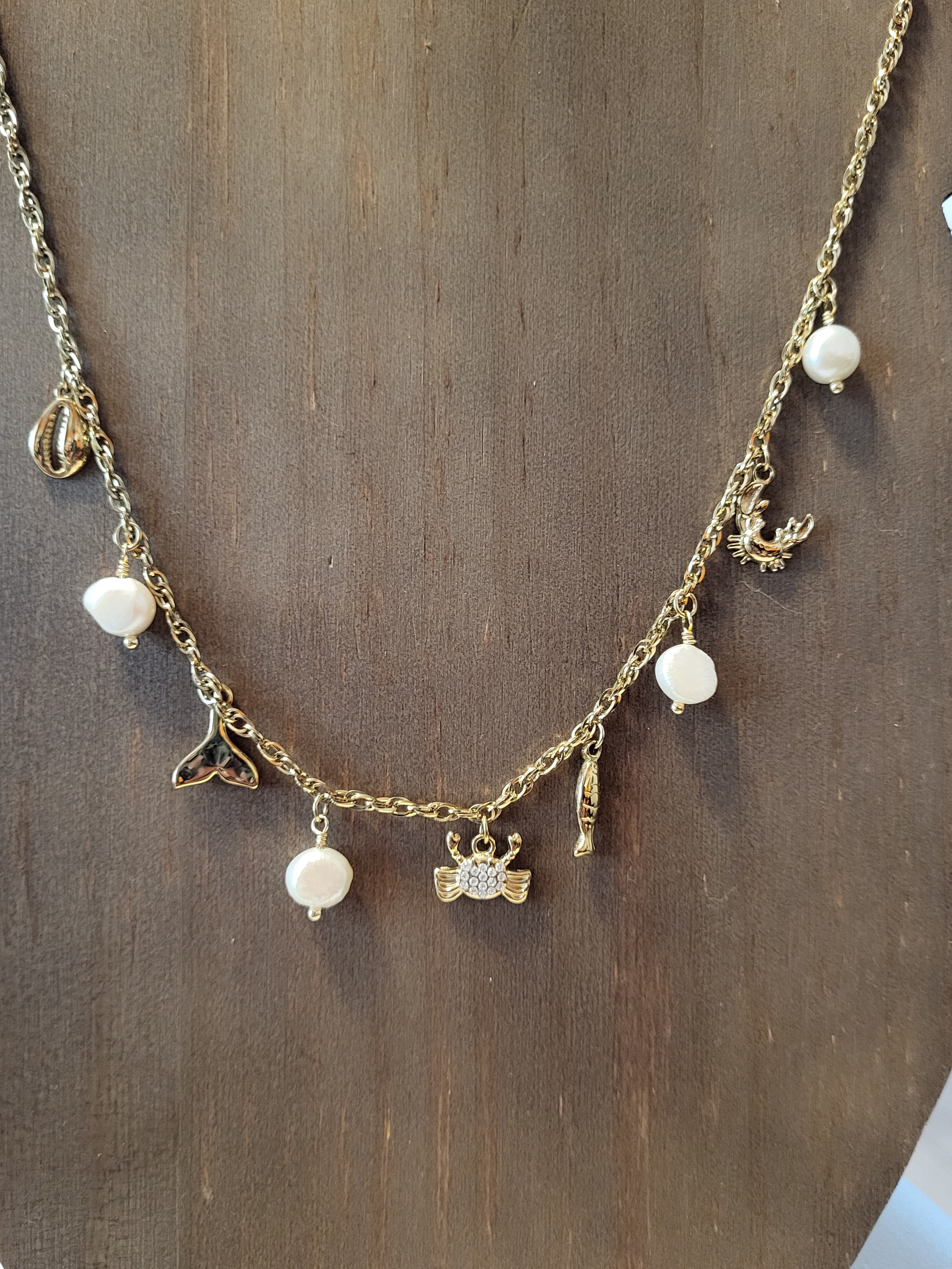 Collier doré à charms crabes et perles