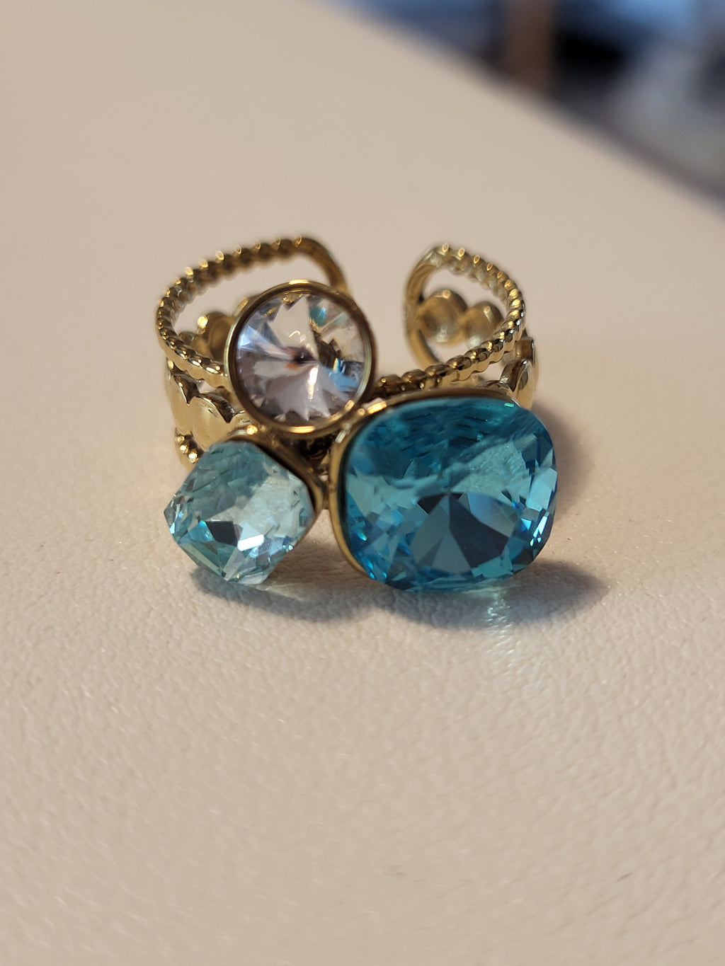 Bague ajustable ornée de strass et cristal clair bleu