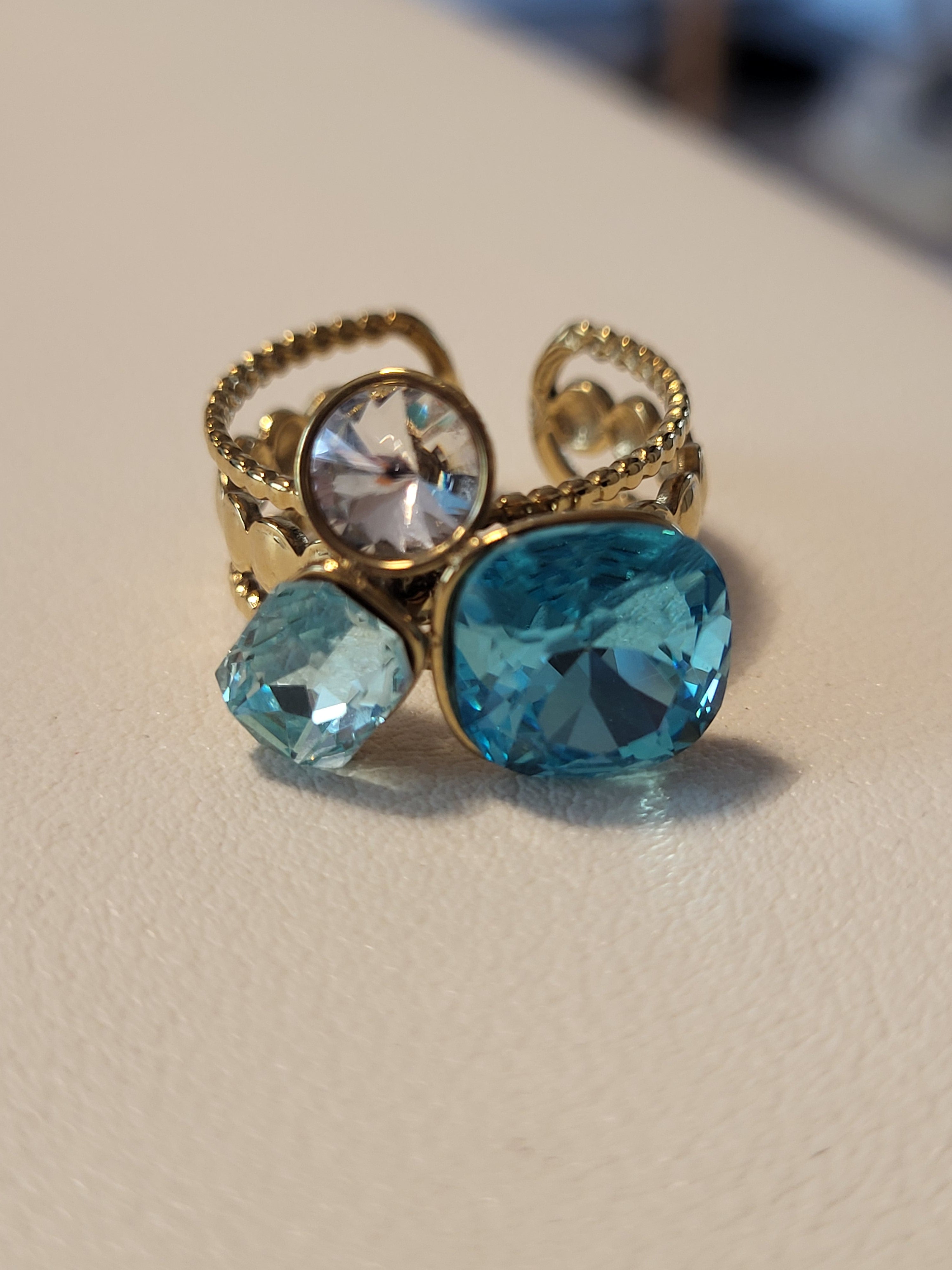 Bague ajustable ornée de strass et cristal clair bleu