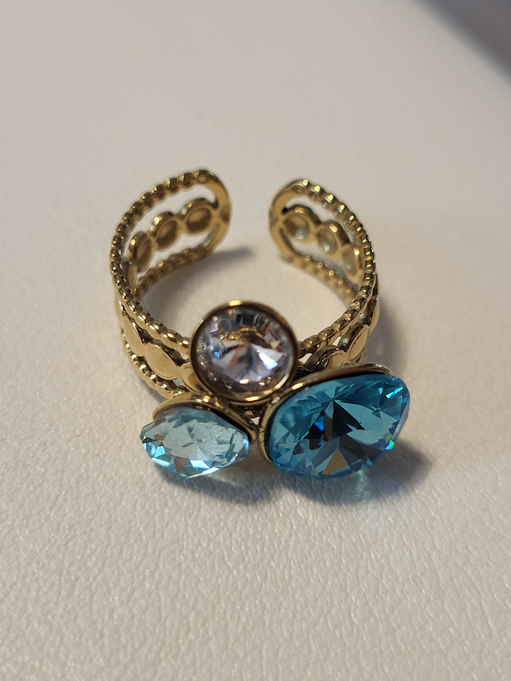 Bague ajustable ornée de strass et cristal clair bleu