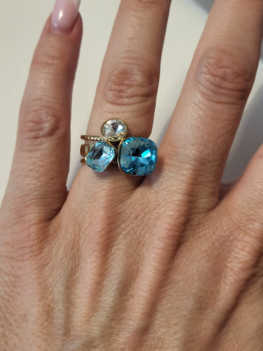 Bague ajustable ornée de strass et cristal clair bleu