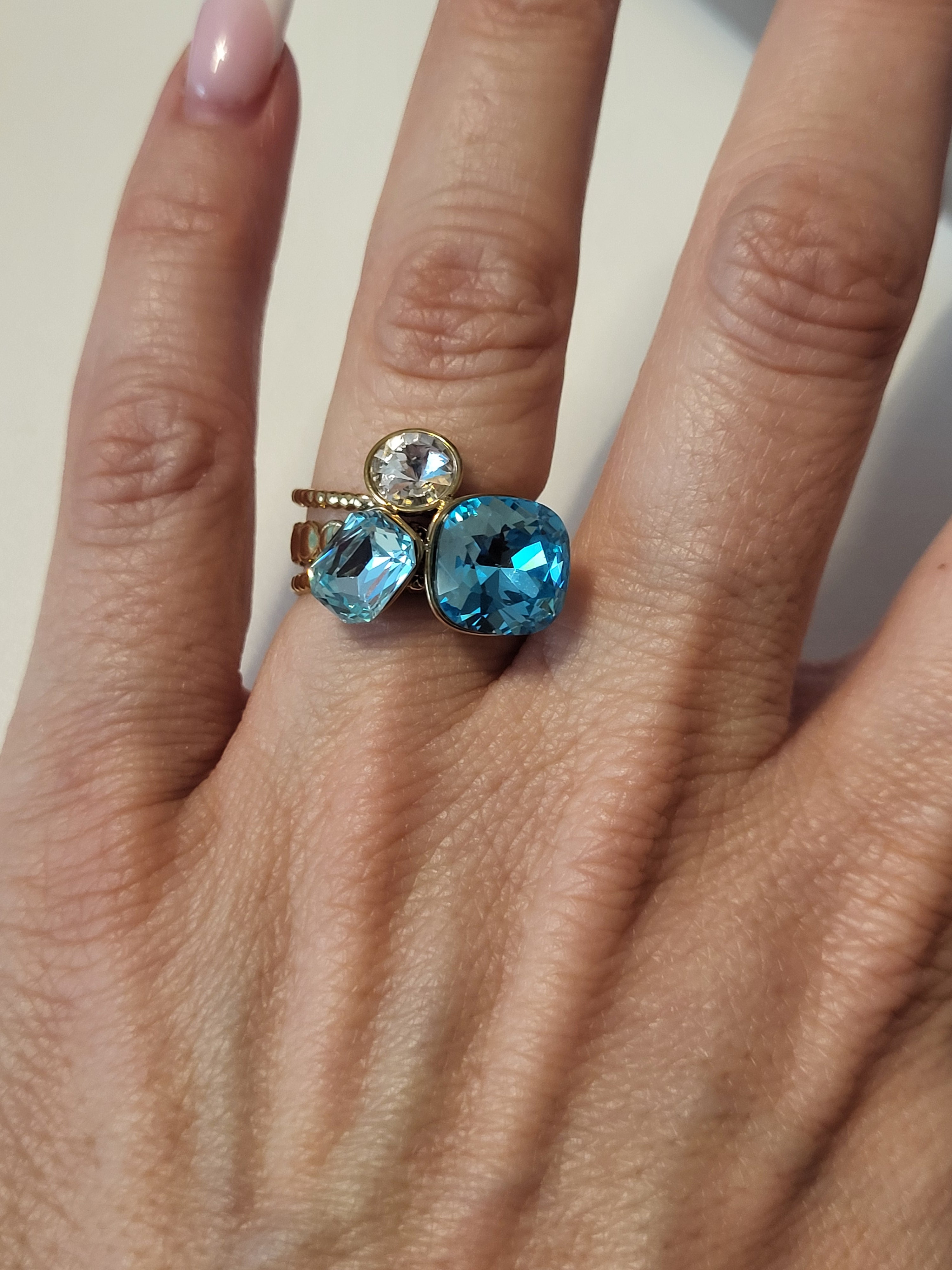 Bague ajustable ornée de strass et cristal clair bleu