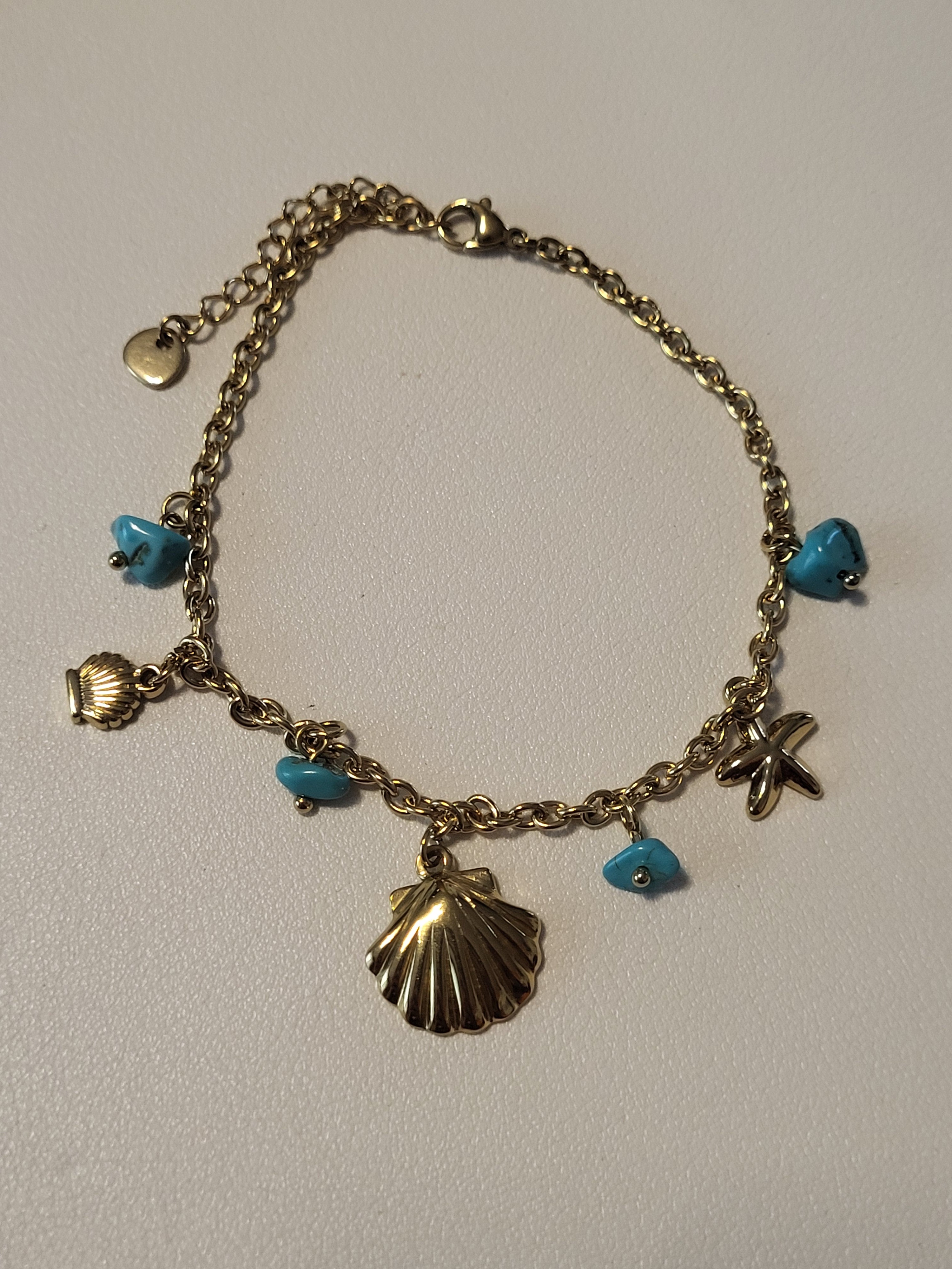 Chaîne de cheville dorée à pierres turquoise et charms marins
