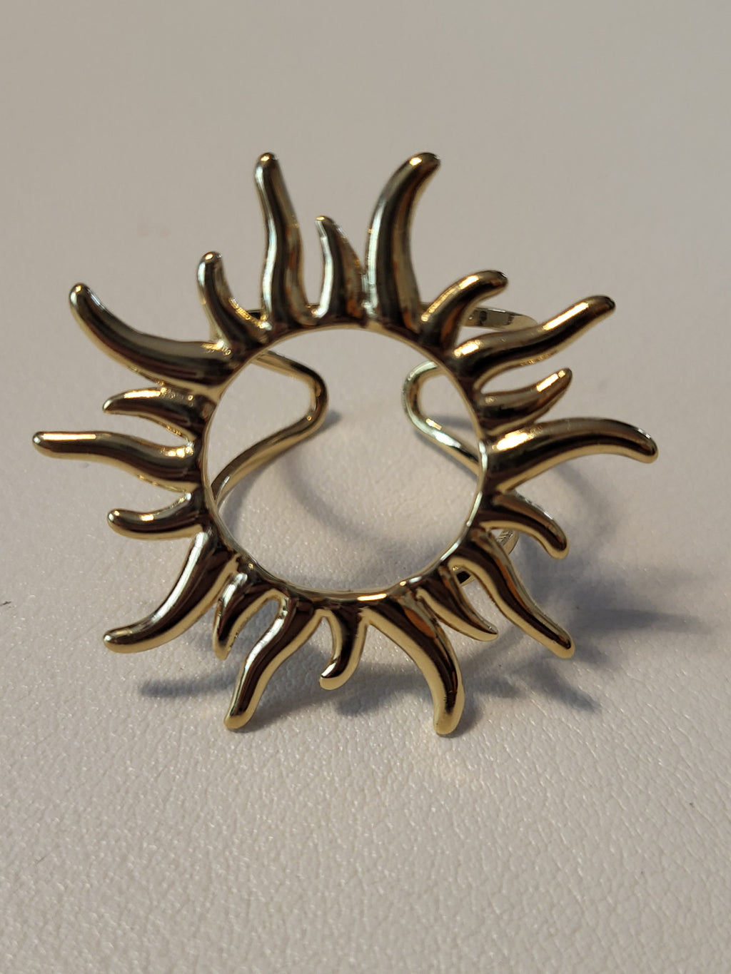 Bague dorée ajustable soleil rayonnant ajouré