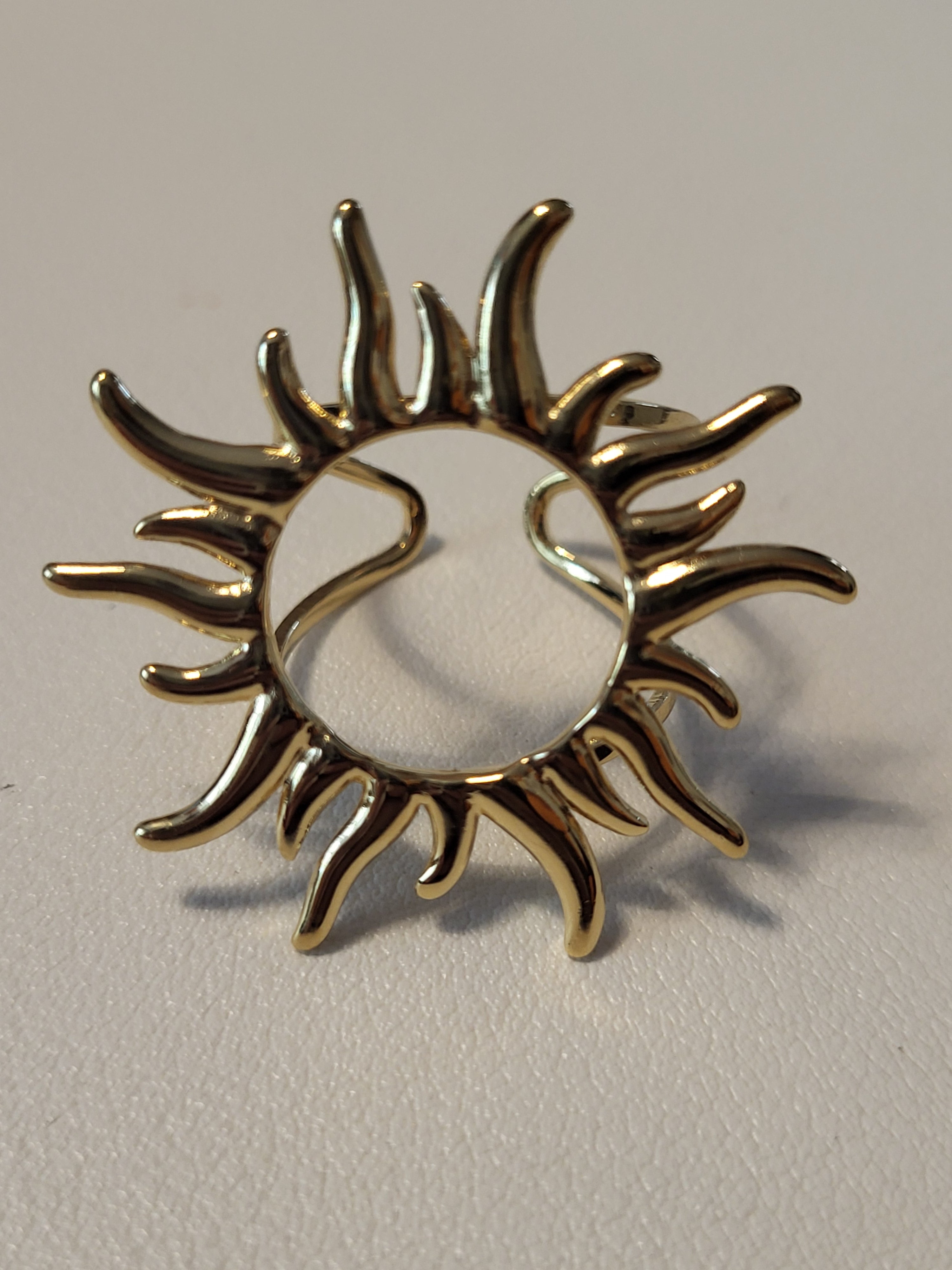 Bague dorée ajustable soleil rayonnant ajouré
