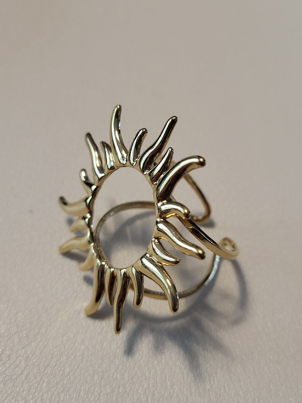 Bague dorée ajustable soleil rayonnant ajouré