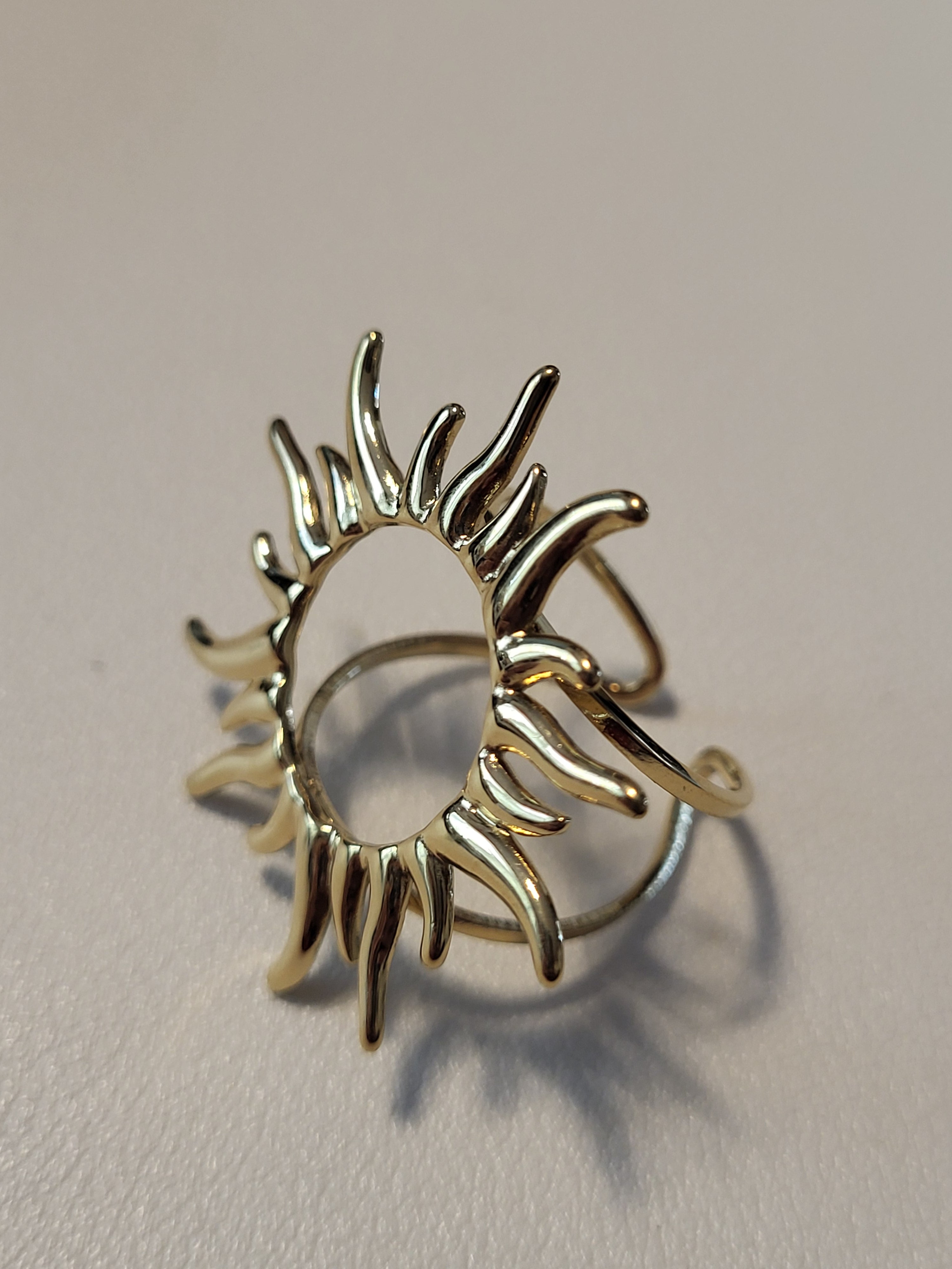 Bague dorée ajustable soleil rayonnant ajouré