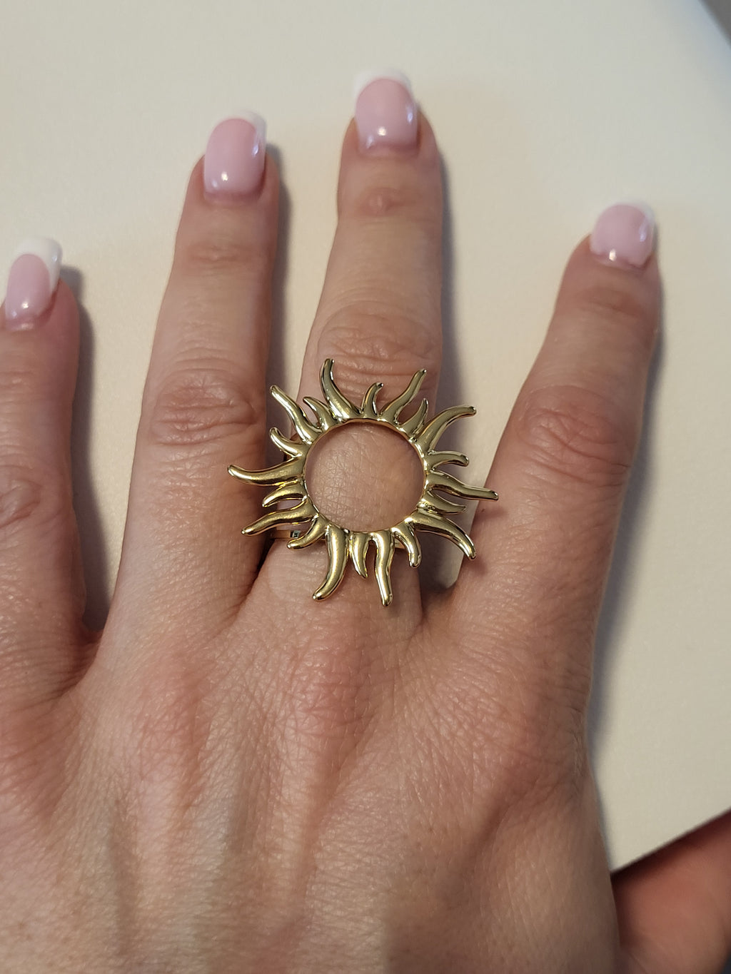 Bague dorée ajustable soleil rayonnant ajouré