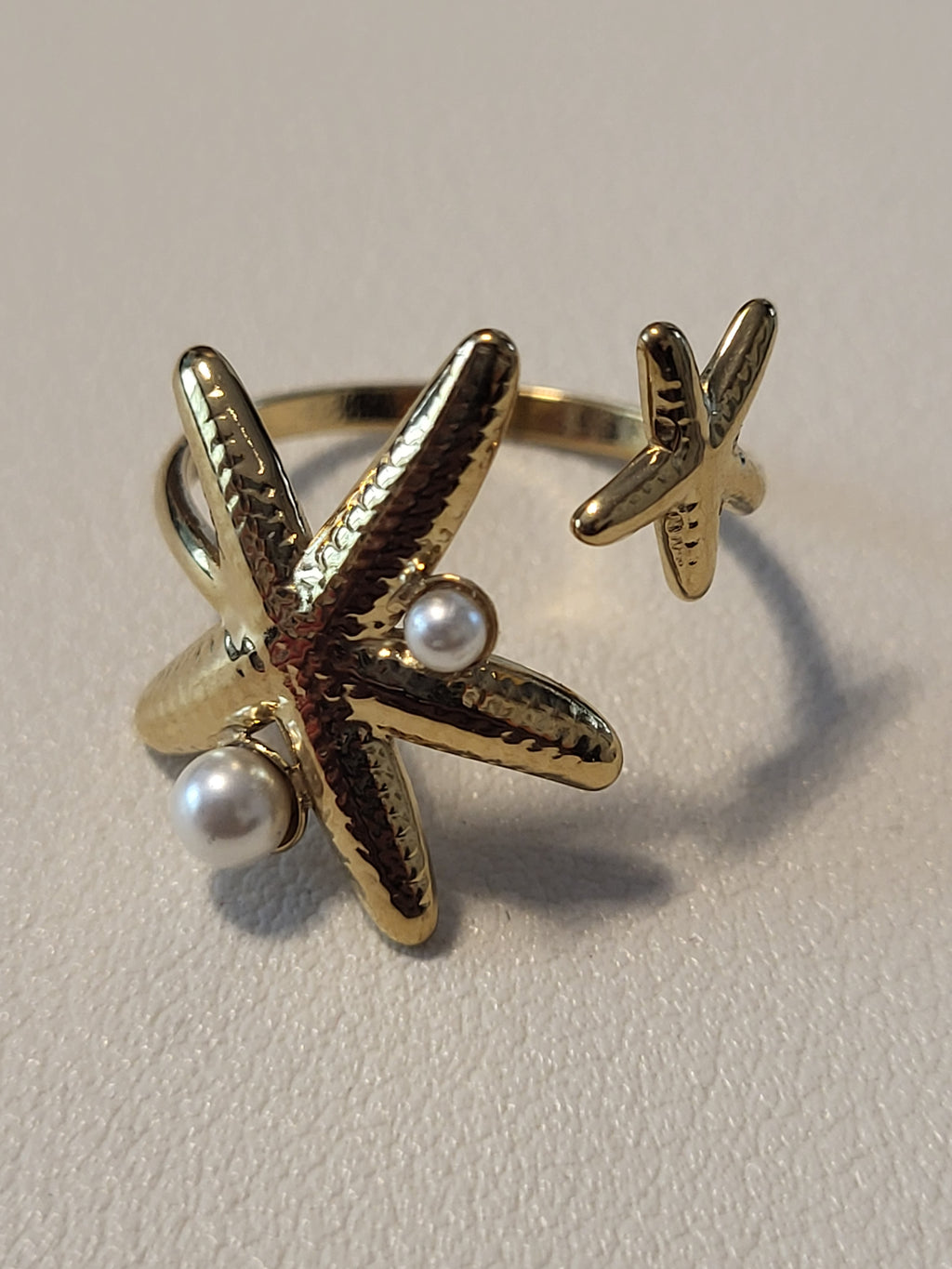 Bague dorée ouverte à l'avant à 2 étoiles de mer avec perles