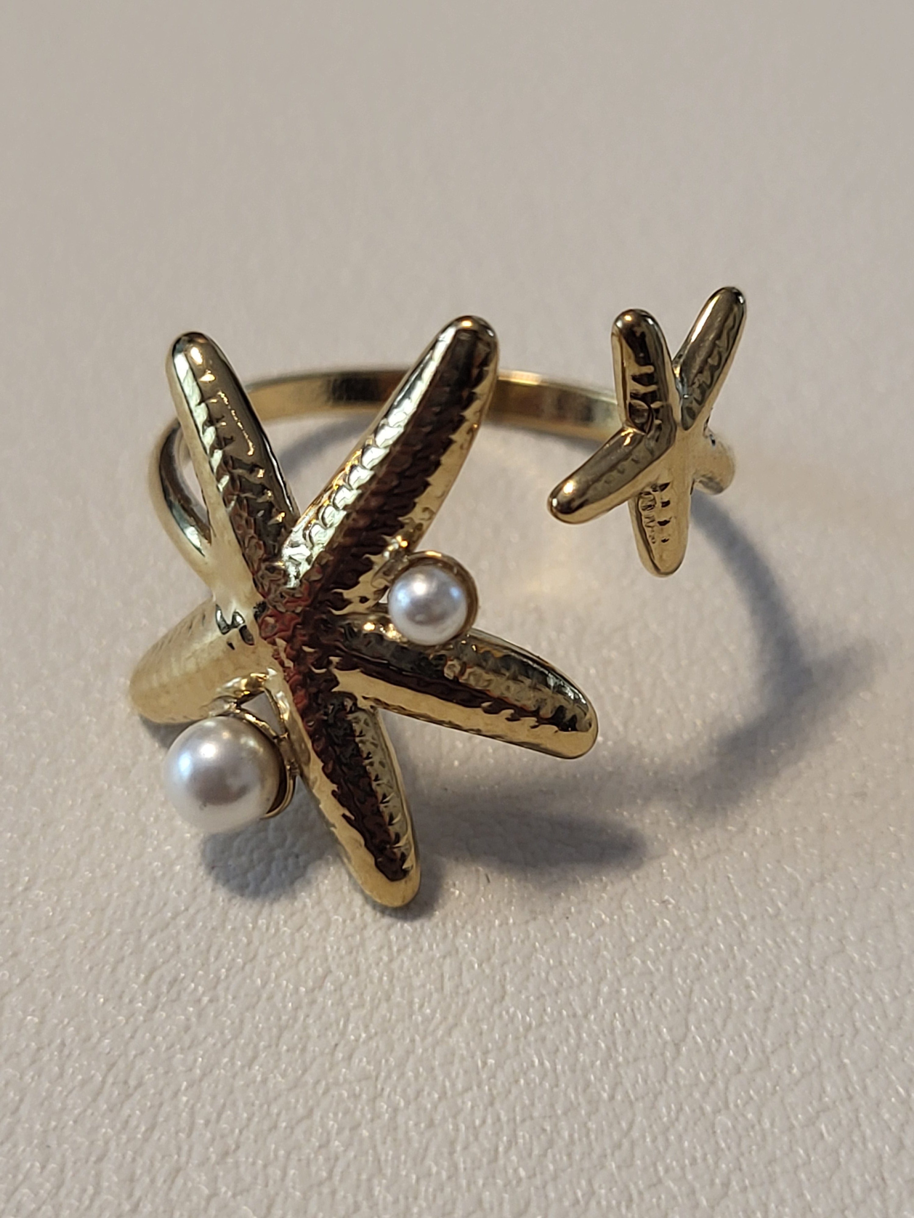 Bague dorée ouverte à l'avant à 2 étoiles de mer avec perles