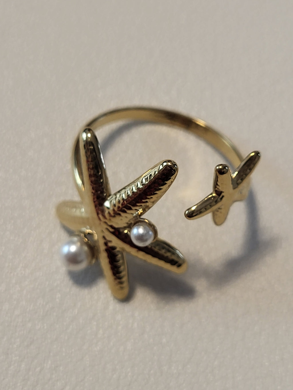 Bague dorée ouverte à l'avant à 2 étoiles de mer avec perles