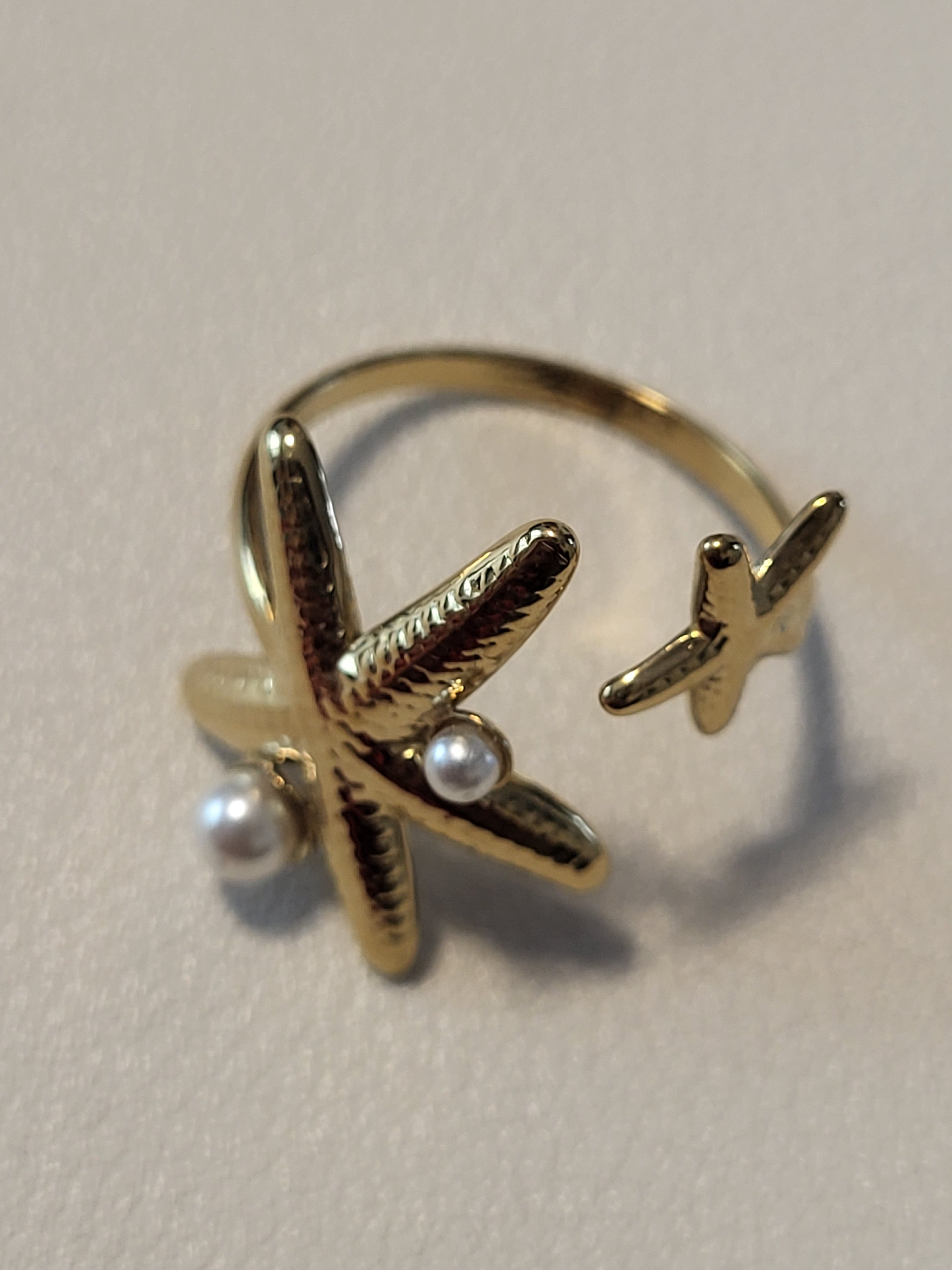 Bague dorée ouverte à l'avant à 2 étoiles de mer avec perles
