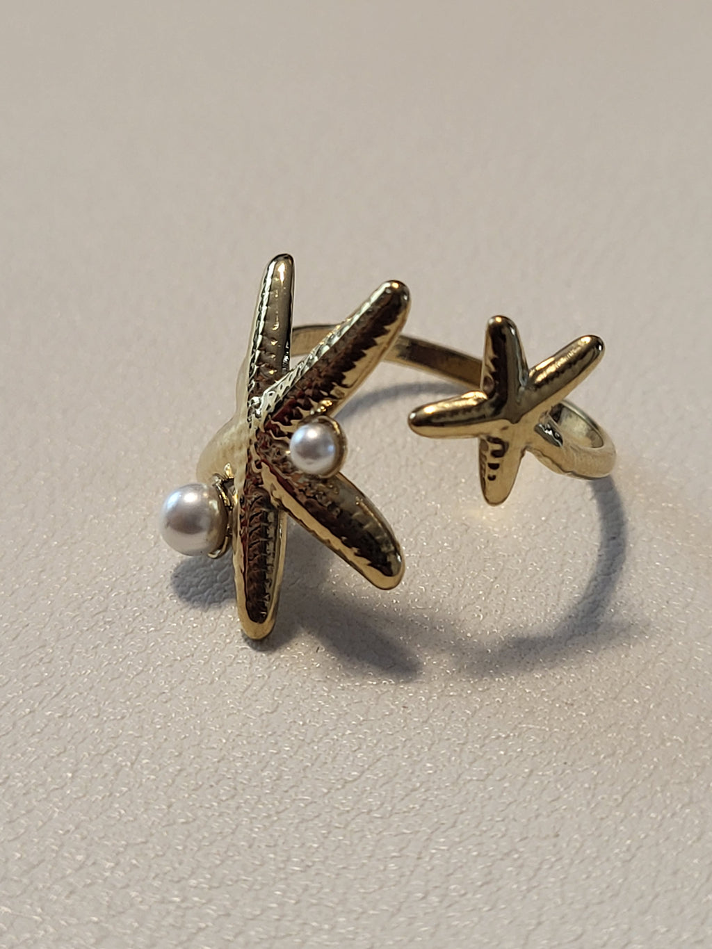 Bague dorée ouverte à l'avant à 2 étoiles de mer avec perles