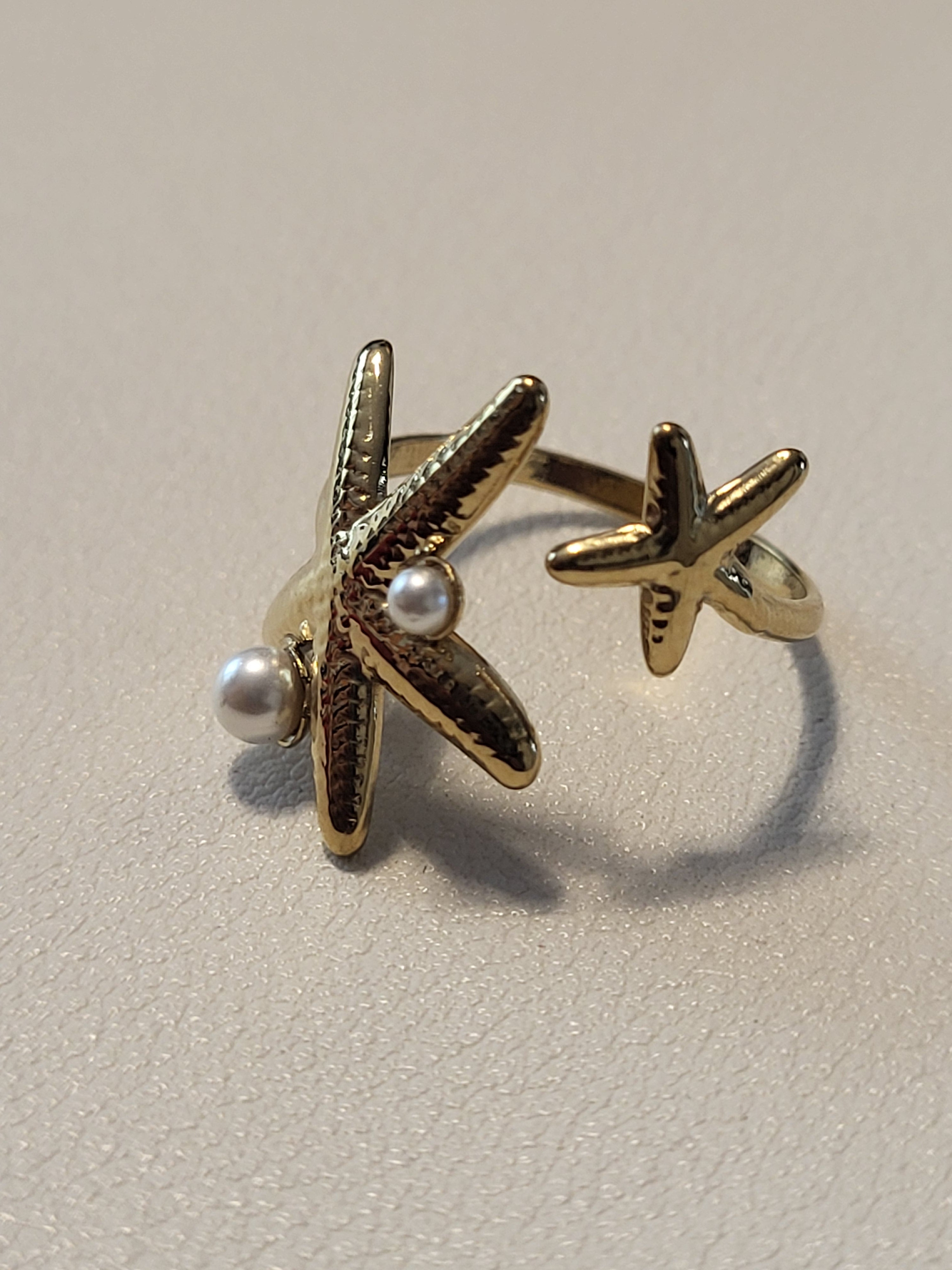 Bague dorée ouverte à l'avant à 2 étoiles de mer avec perles