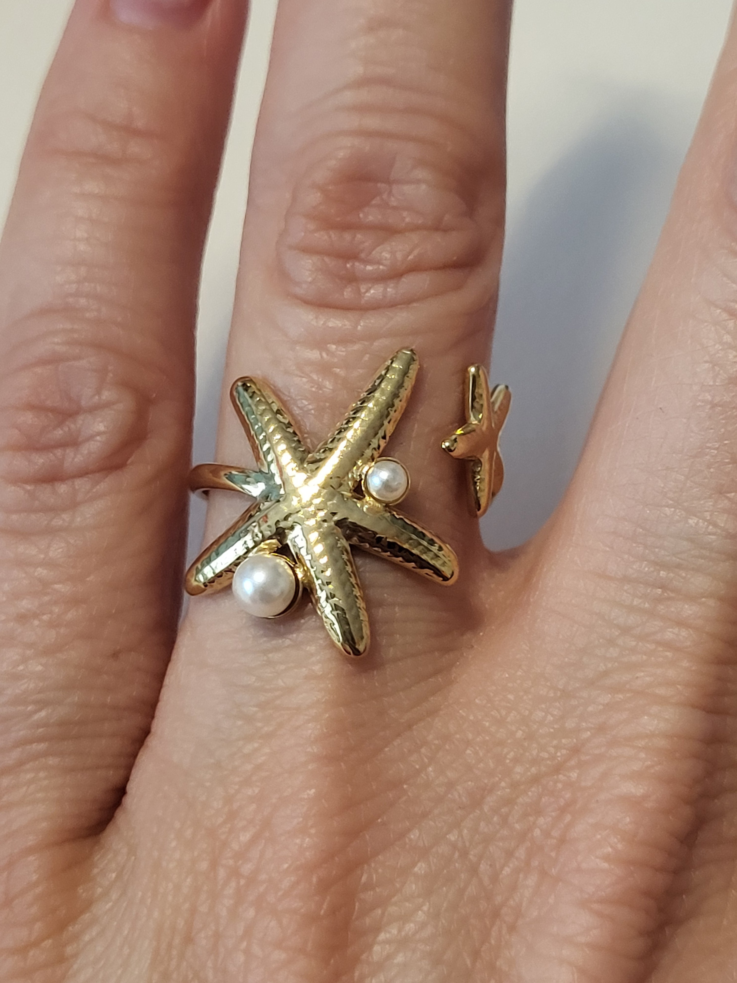 Bague dorée ouverte à l'avant à 2 étoiles de mer avec perles