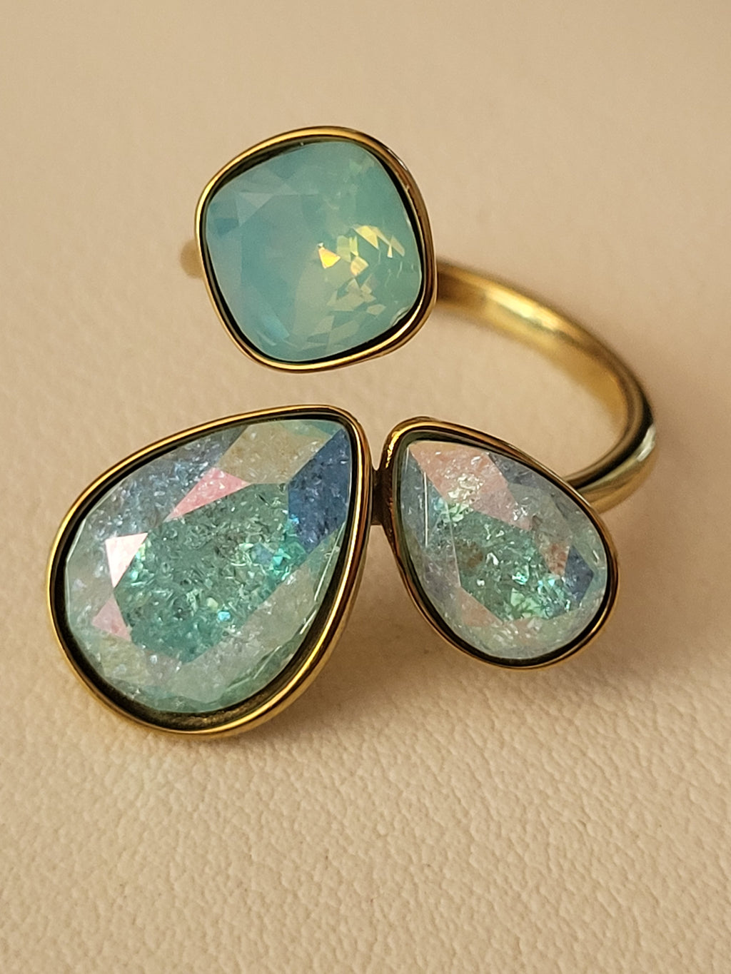 Bague dorée ajustable ornée de 3 pierres irisées bleu