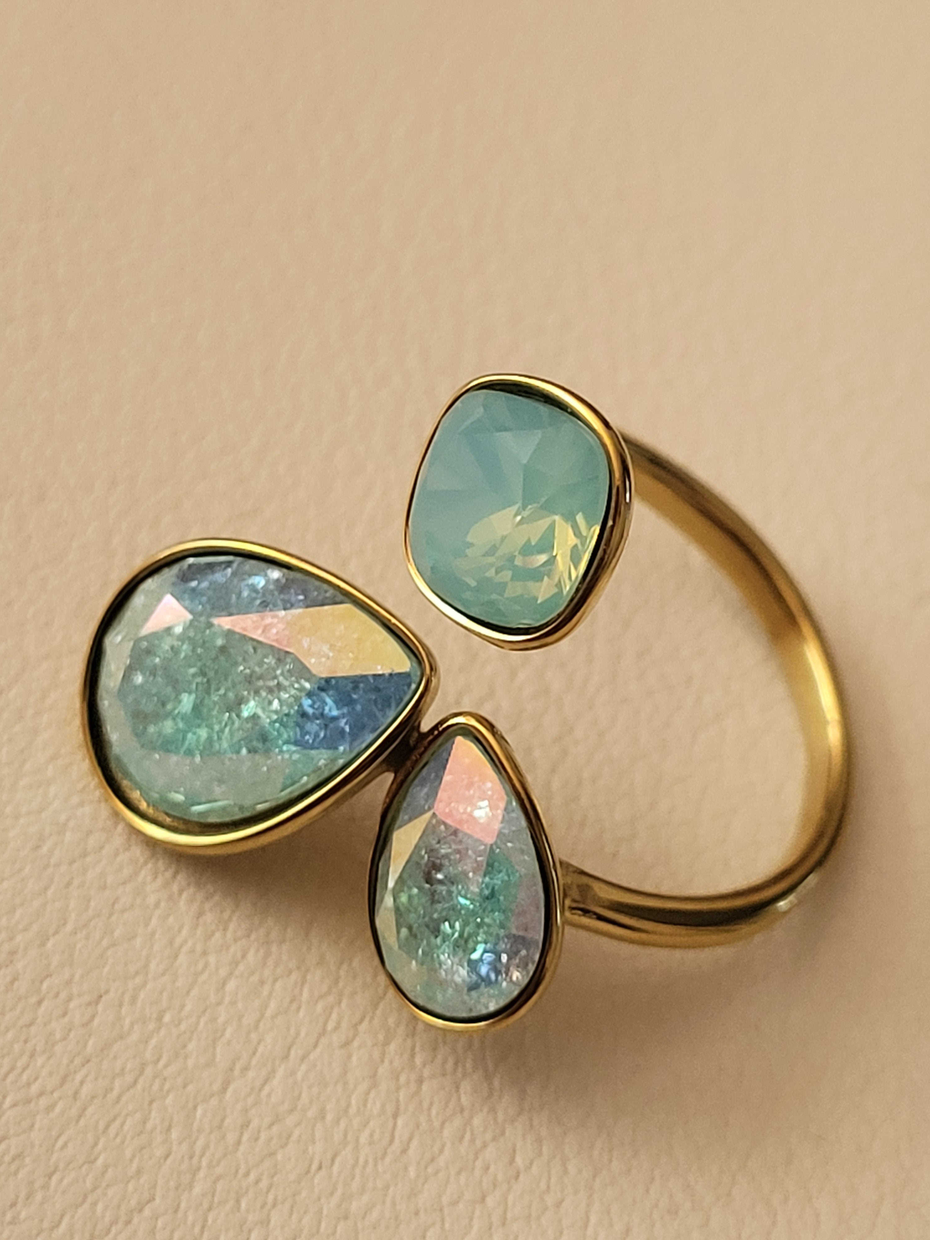 Bague dorée ajustable ornée de 3 pierres irisées bleu