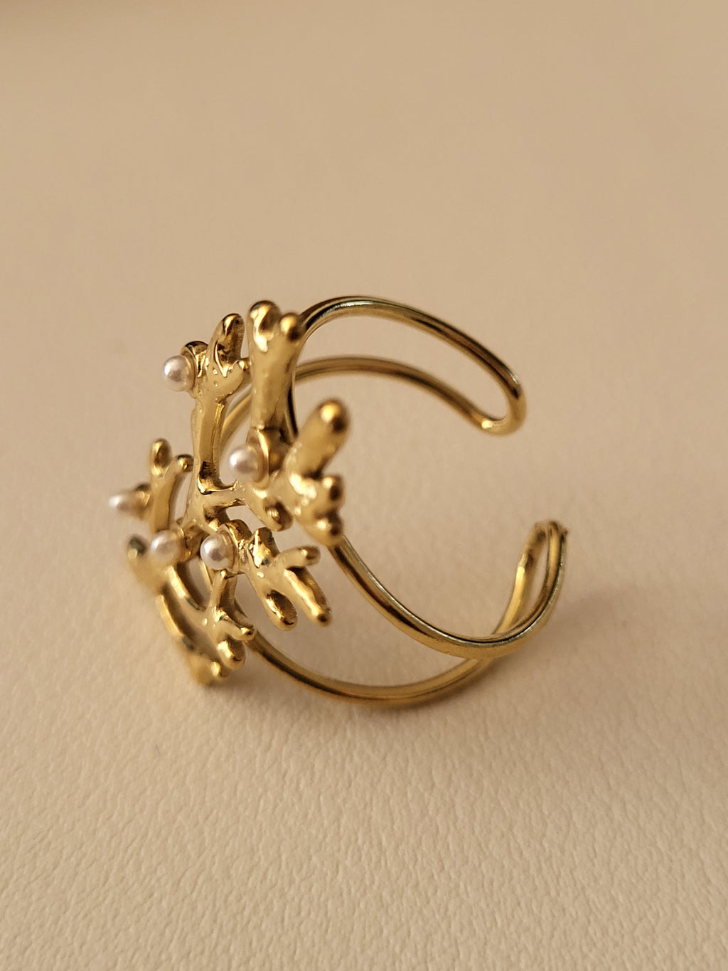 Bague ajustable corail sculpté et perles délicates doré