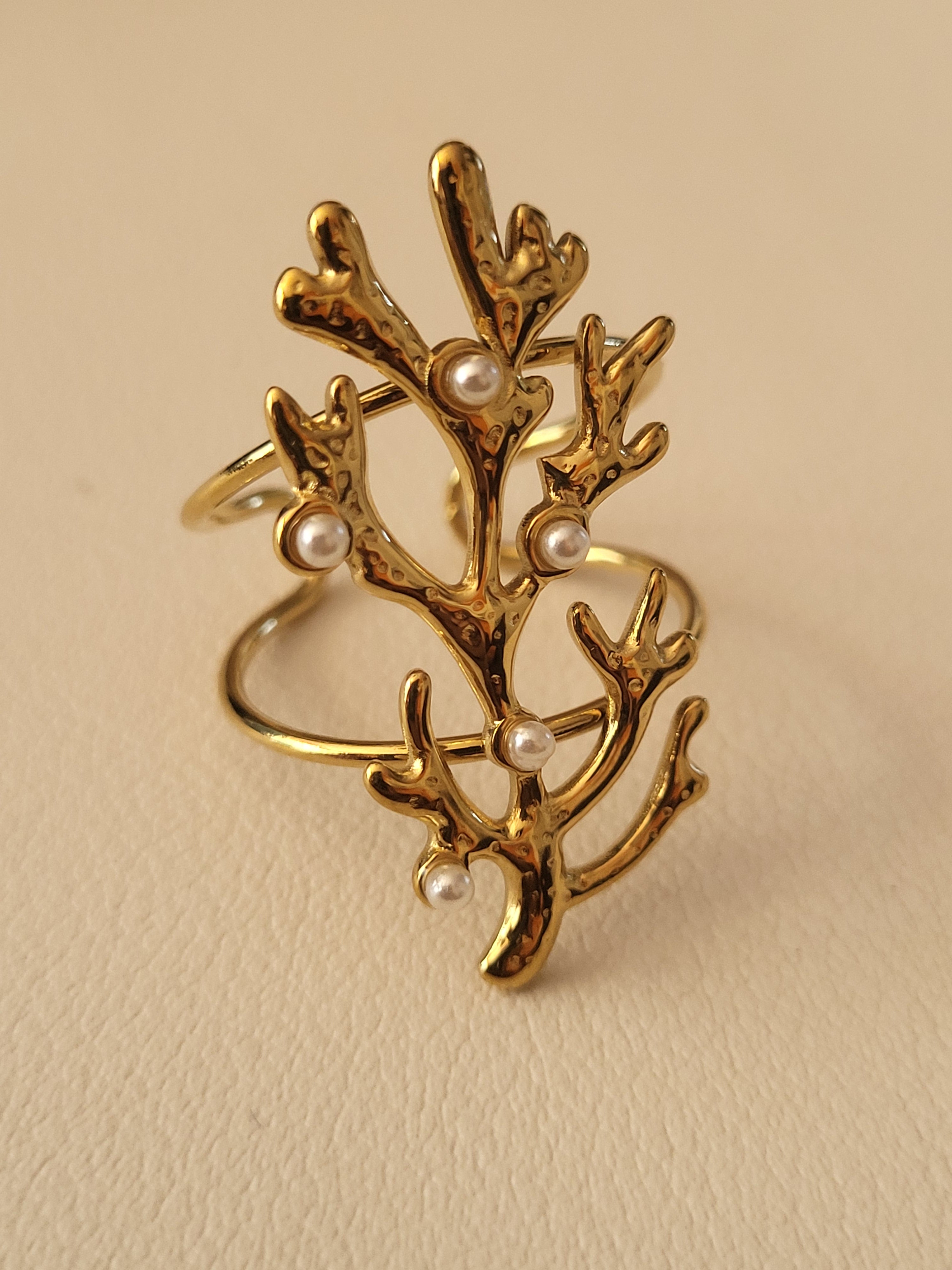 Bague ajustable corail sculpté et perles délicates doré