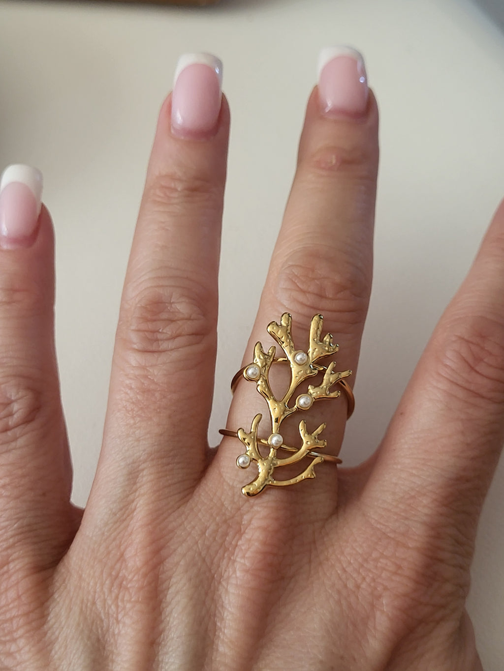 Bague ajustable corail sculpté et perles délicates doré