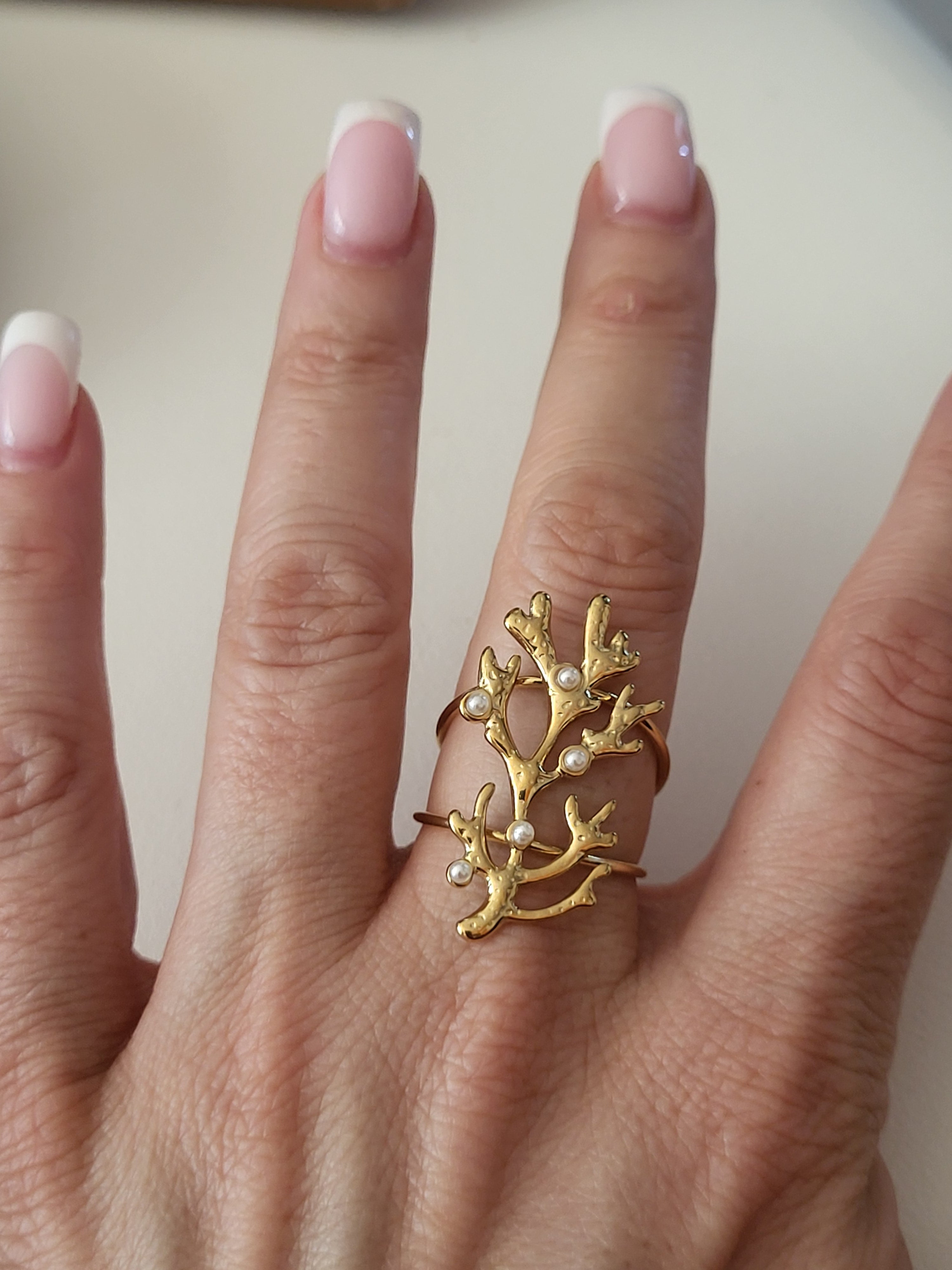 Bague ajustable corail sculpté et perles délicates doré