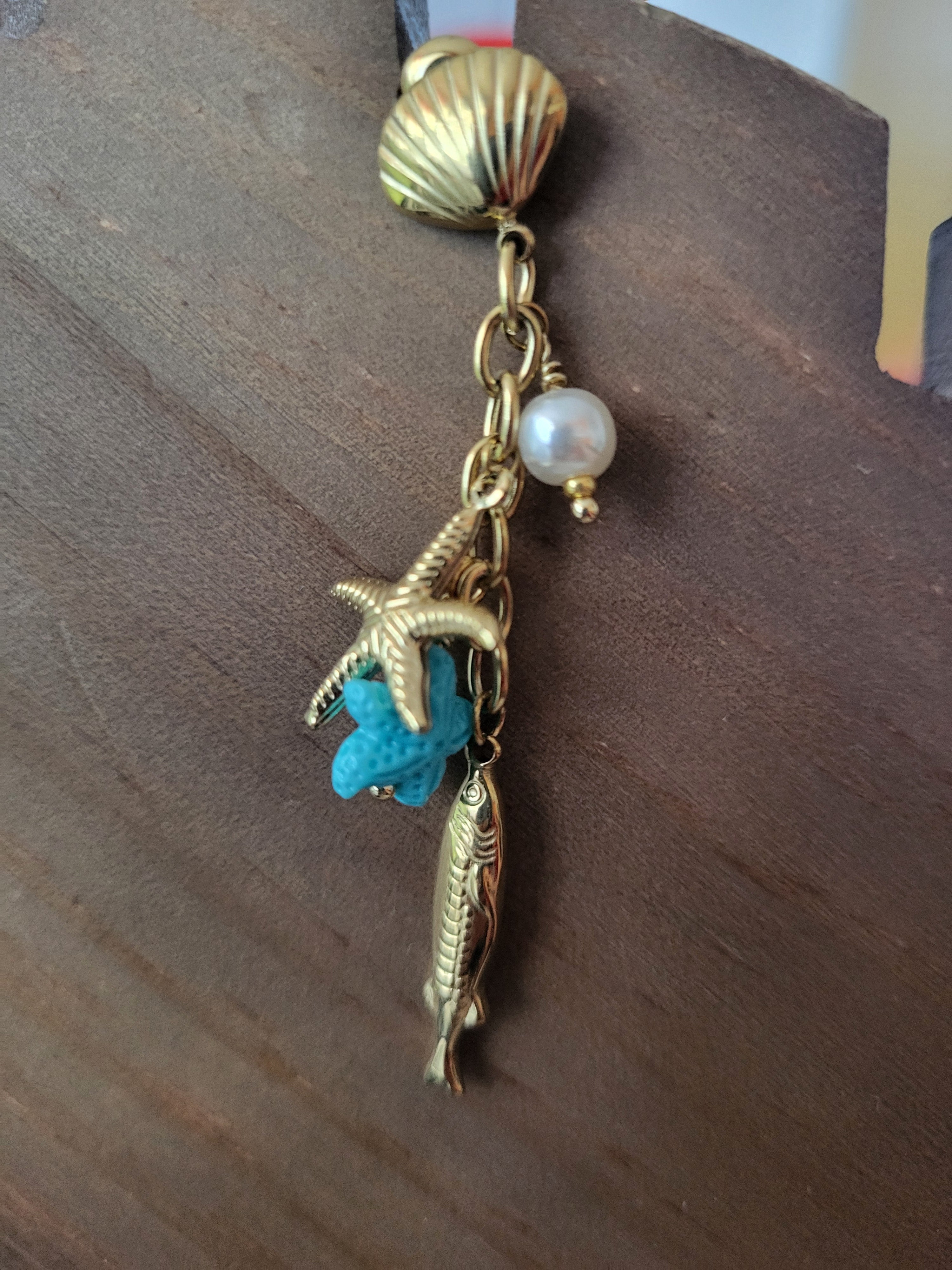 Boucles d’oreilles dorées pendantes poisson et étoile de mer bleu