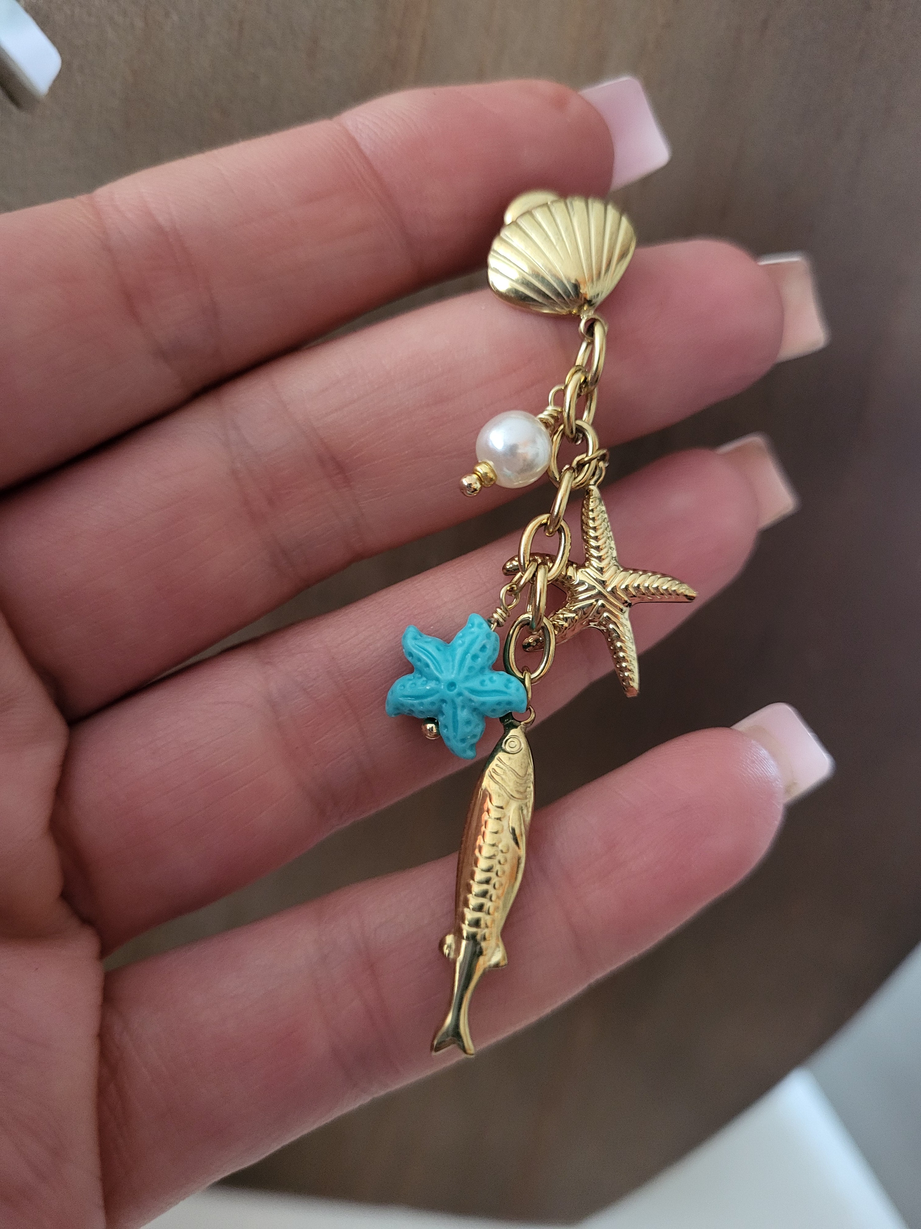 Boucles d’oreilles dorées pendantes poisson et étoile de mer bleu