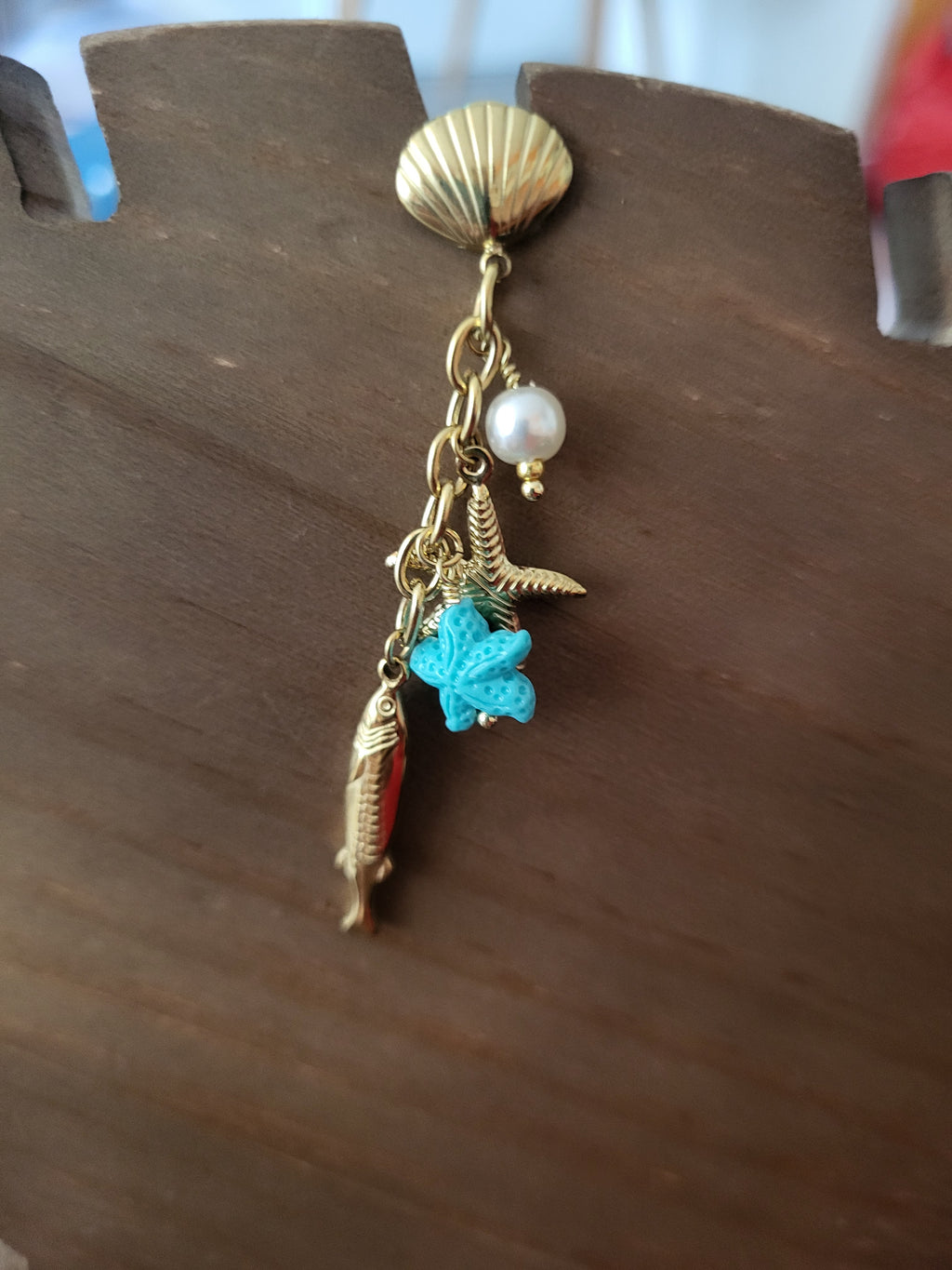 Boucles d’oreilles dorées pendantes poisson et étoile de mer bleu