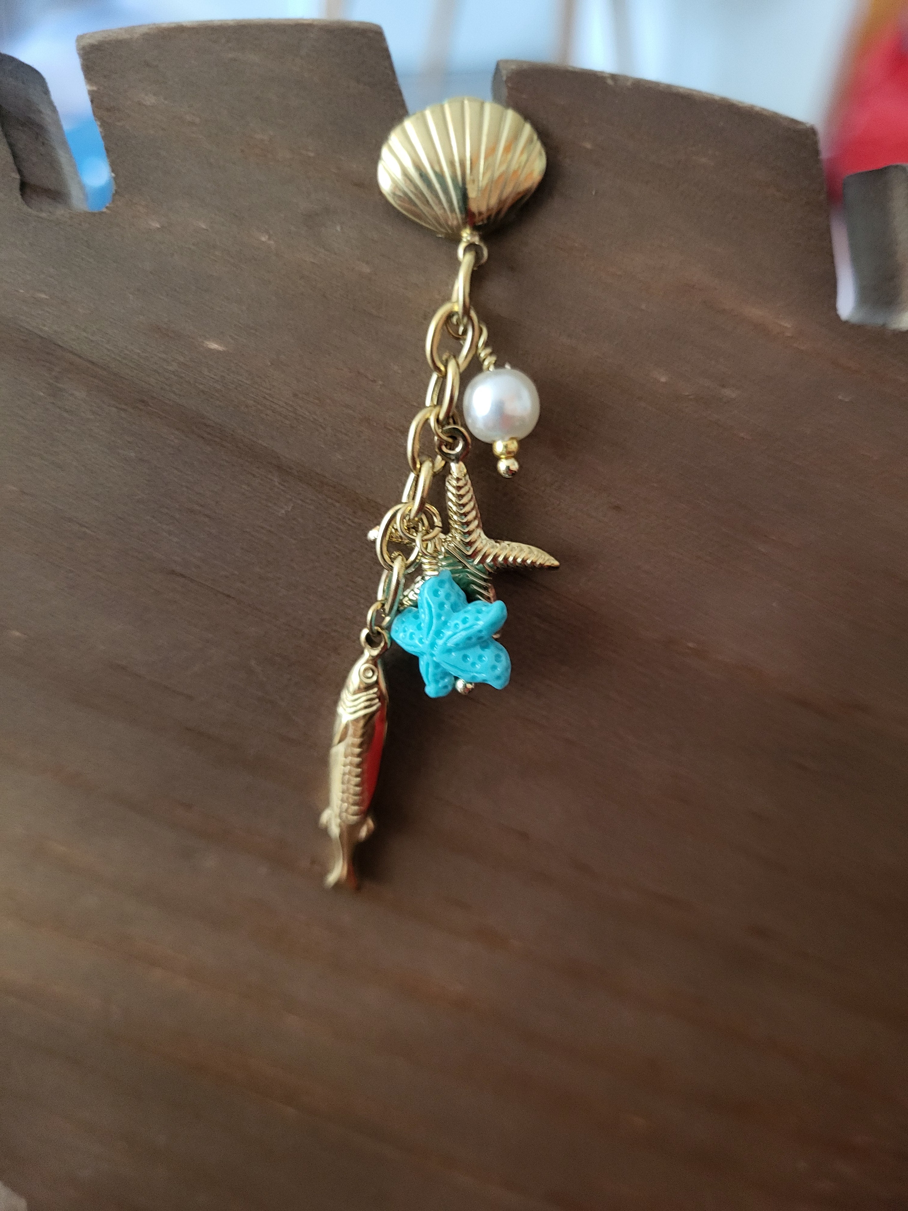 Boucles d’oreilles dorées pendantes poisson et étoile de mer bleu