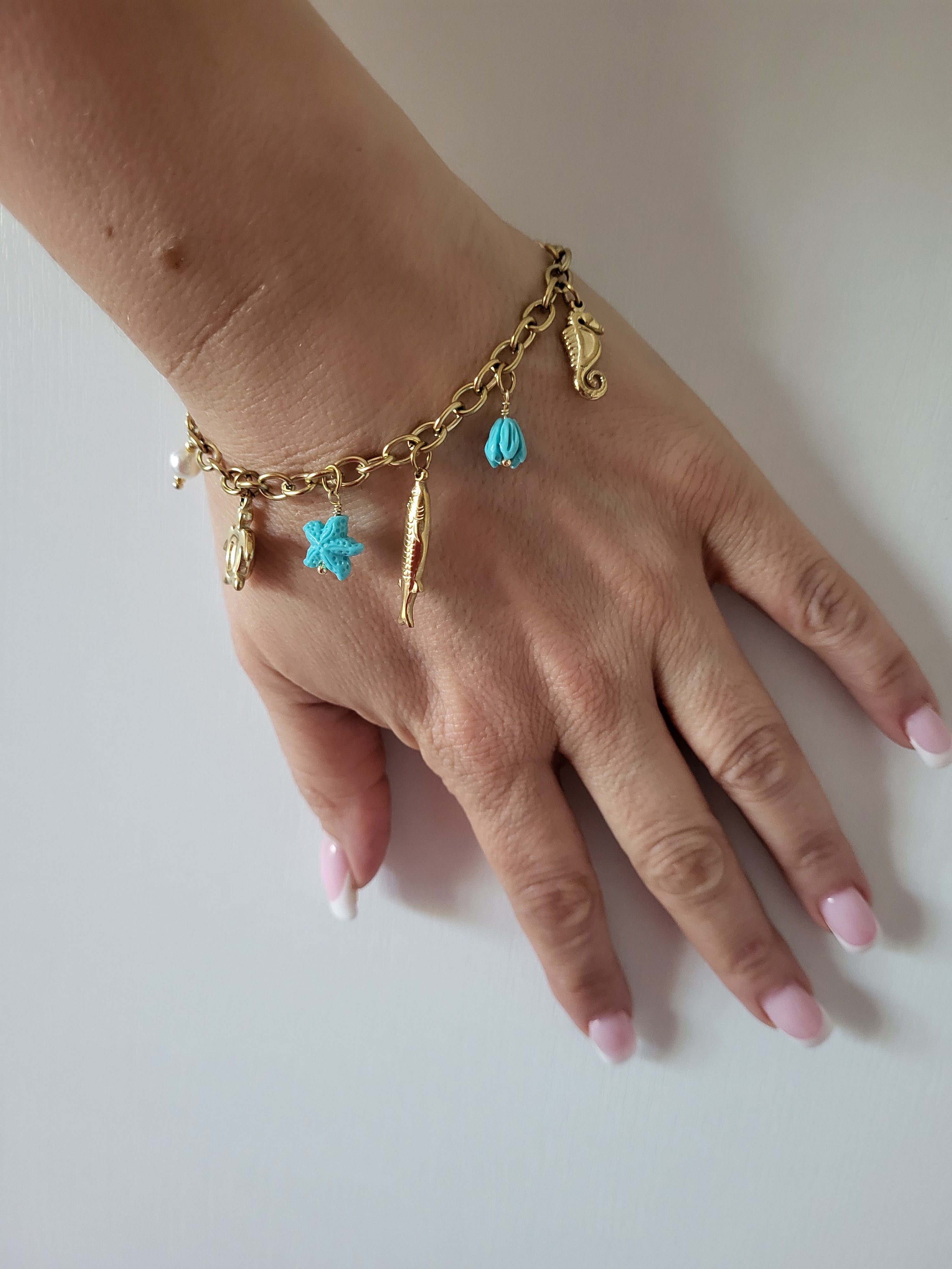 Bracelet doré charms animaux marins et étoile de mer bleu
