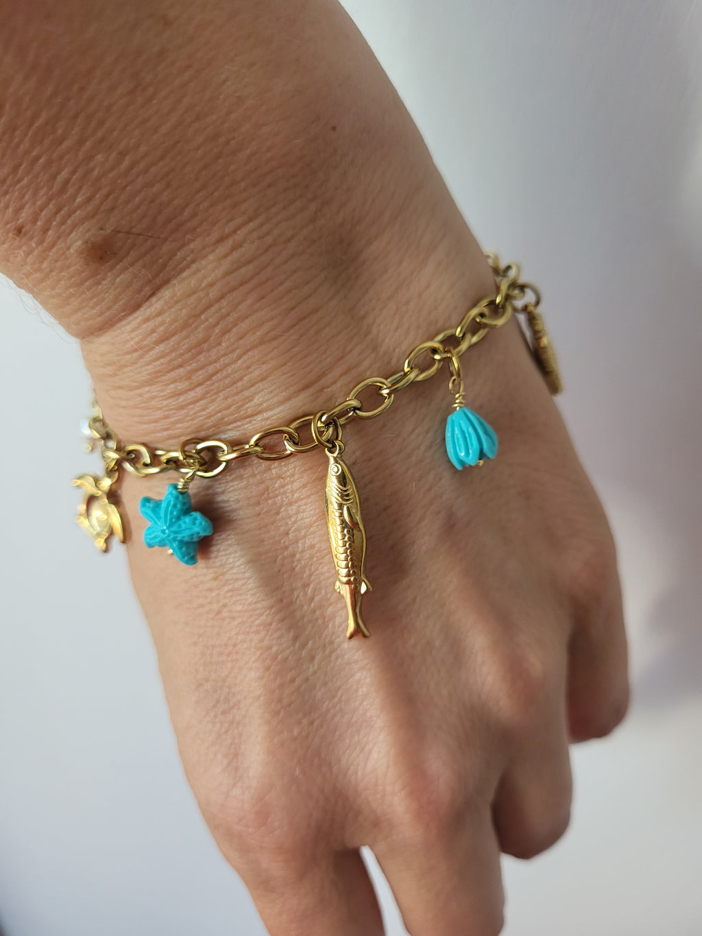 Bracelet doré charms animaux marins et étoile de mer bleu