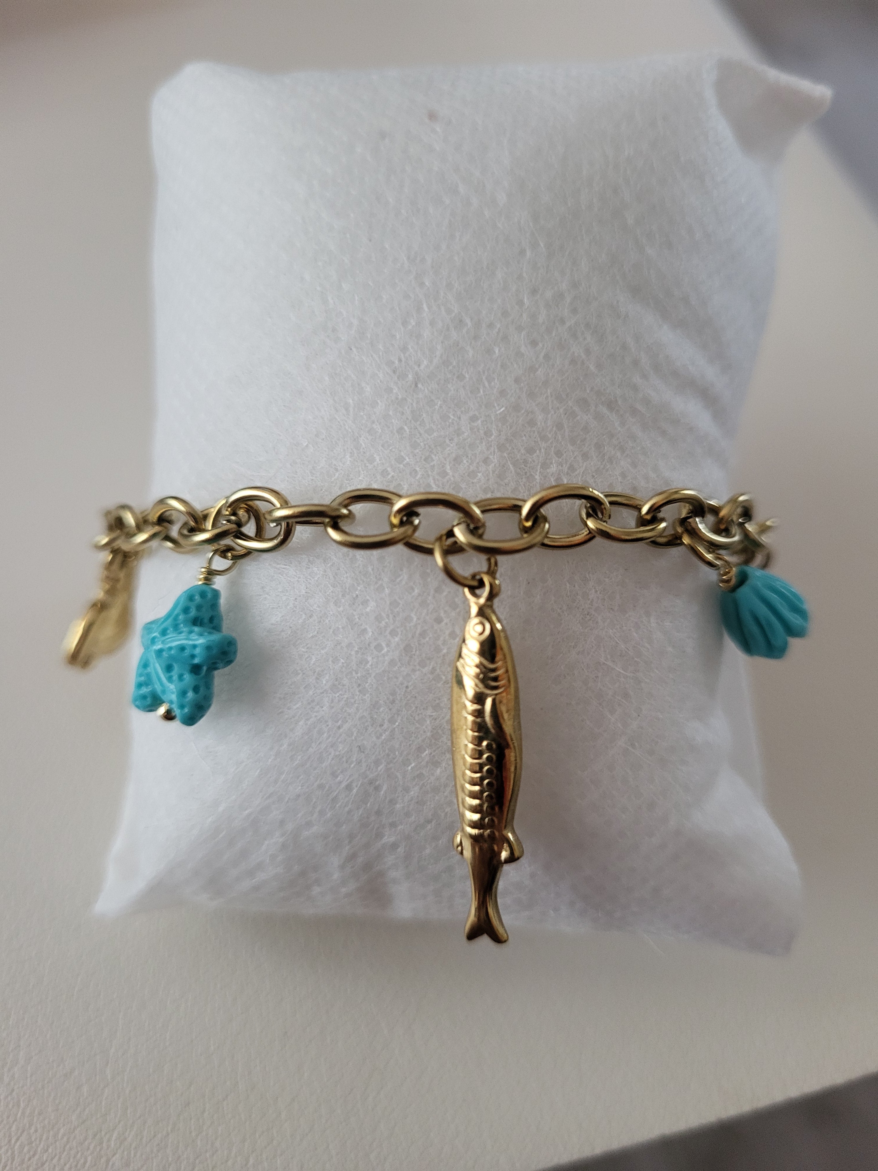Bracelet doré charms animaux marins et étoile de mer bleu
