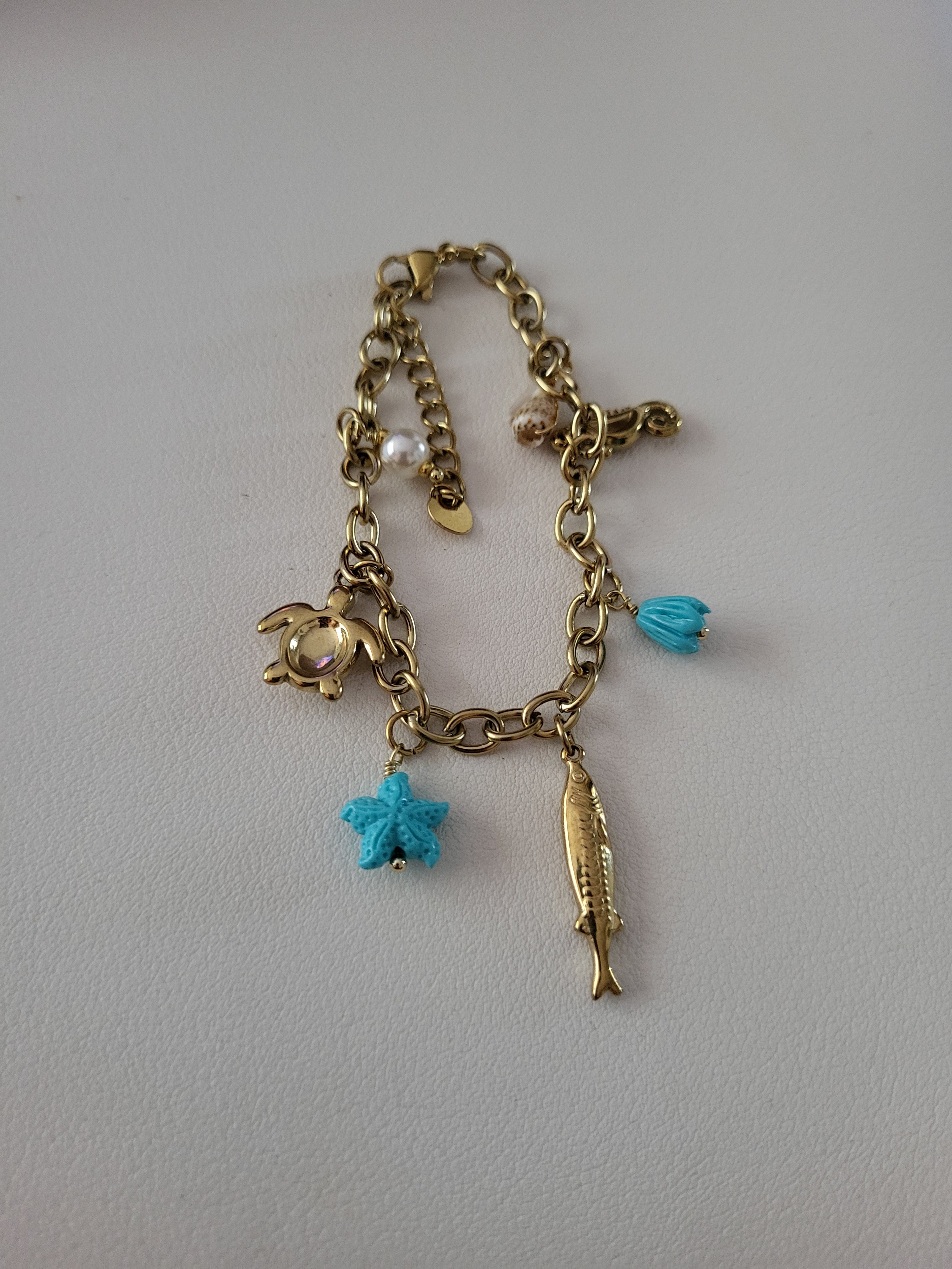 Bracelet doré charms animaux marins et étoile de mer bleu