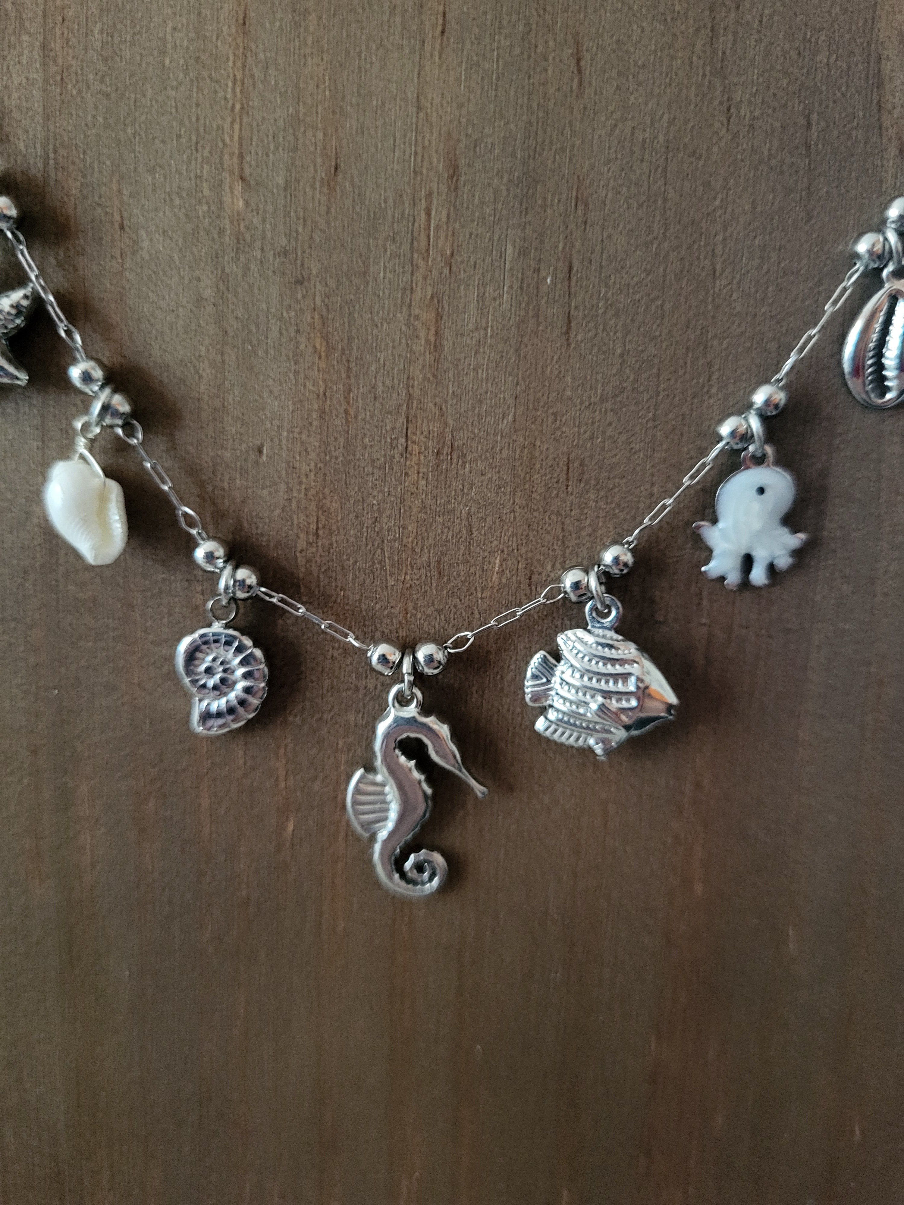 Collier pendentifs marins avec poulpe nacré argenté