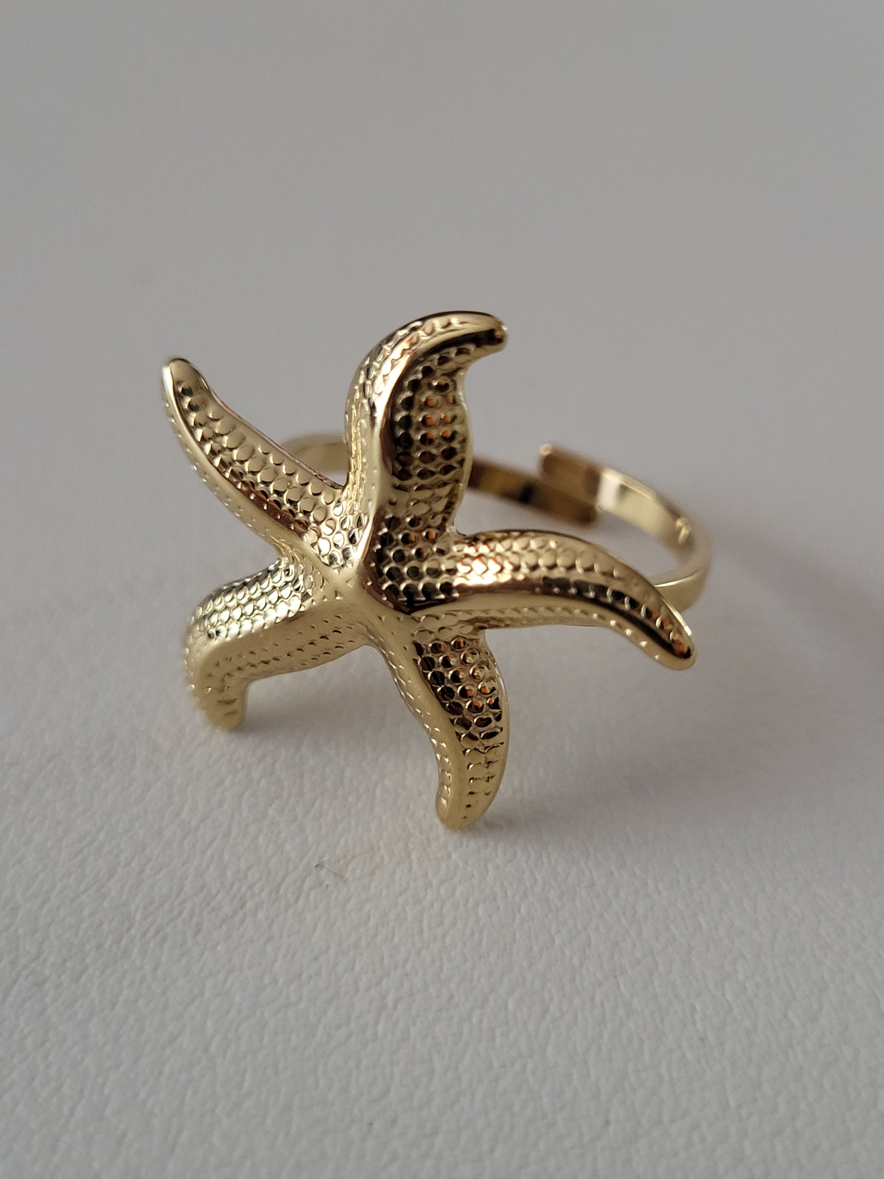 Bague dorée ajustable étoile de mer taille moyenne