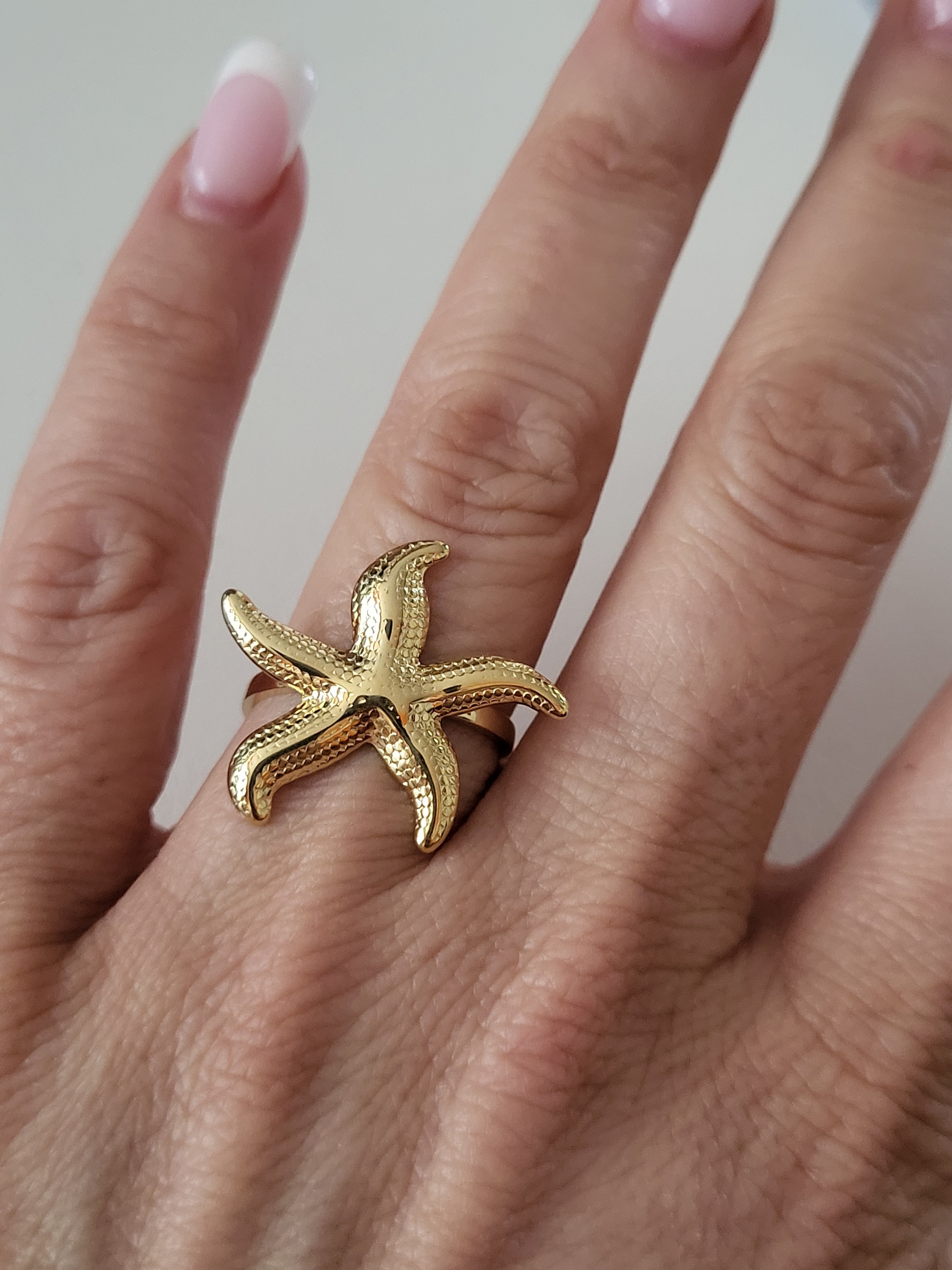 Bague dorée ajustable étoile de mer taille moyenne
