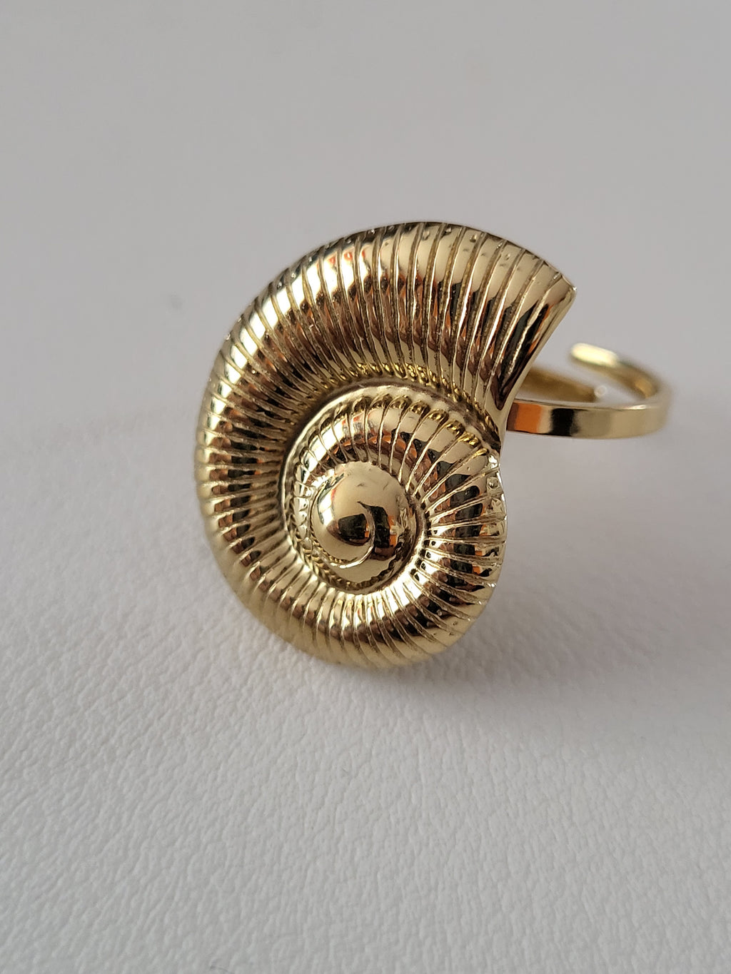 Bague dorée ajustable escargot de mer
