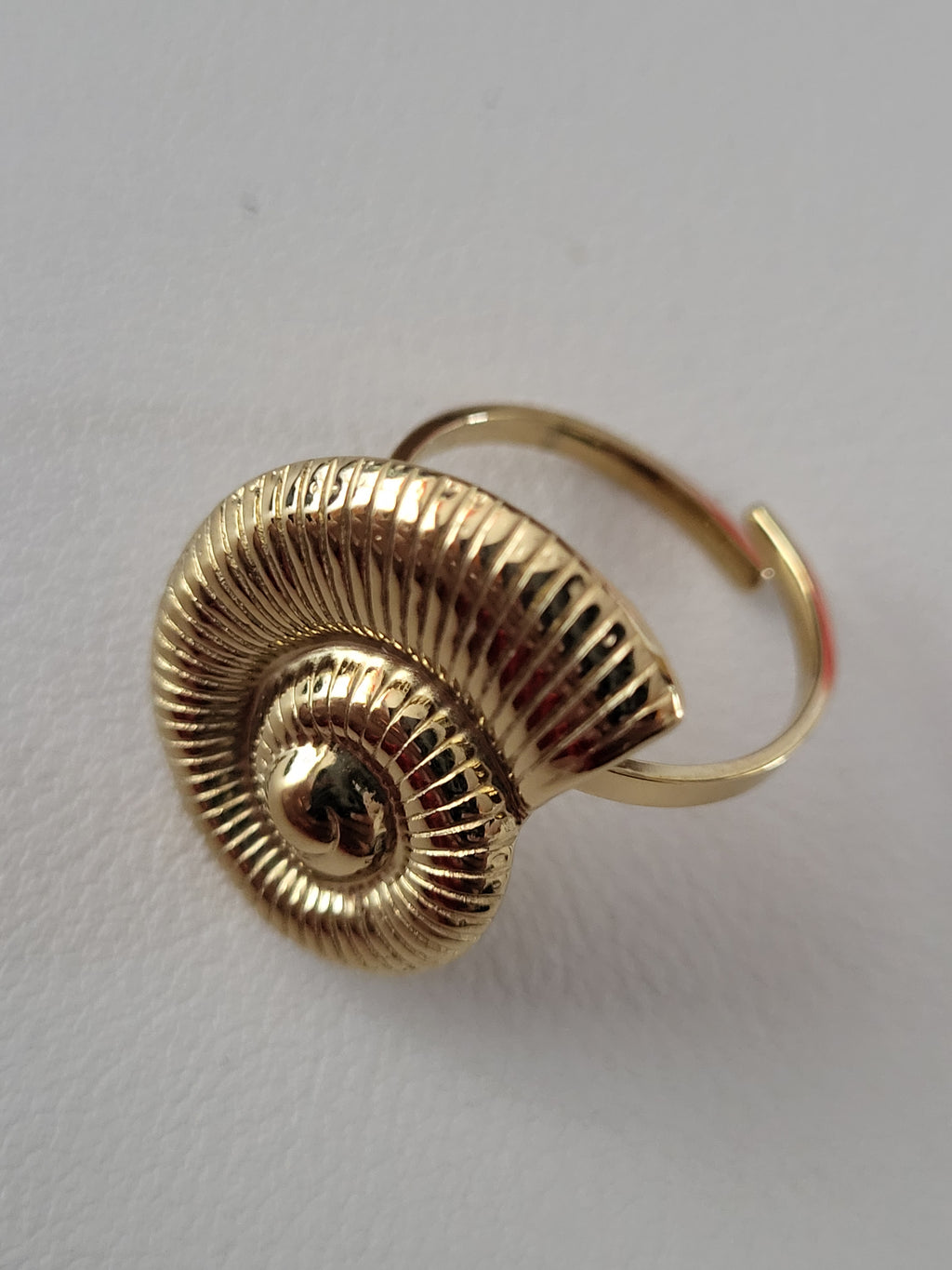 Bague dorée ajustable escargot de mer
