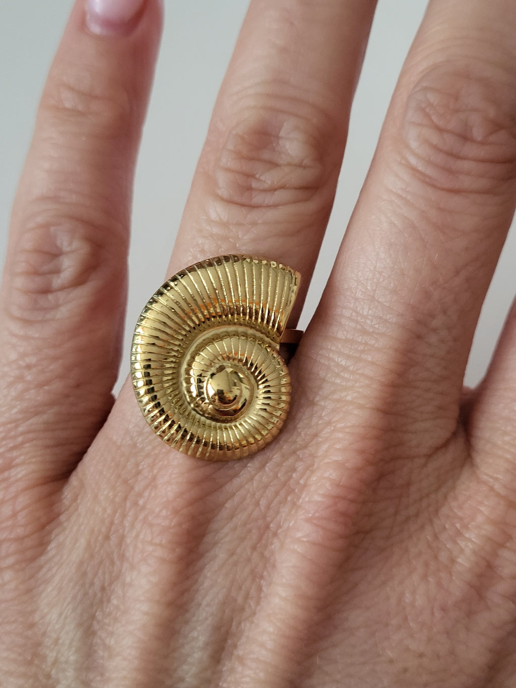 Bague dorée ajustable escargot de mer